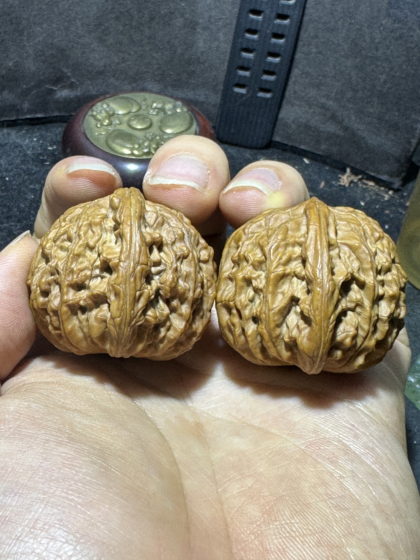 精美原桩闷尖磨盘狮子头文玩核桃一对，