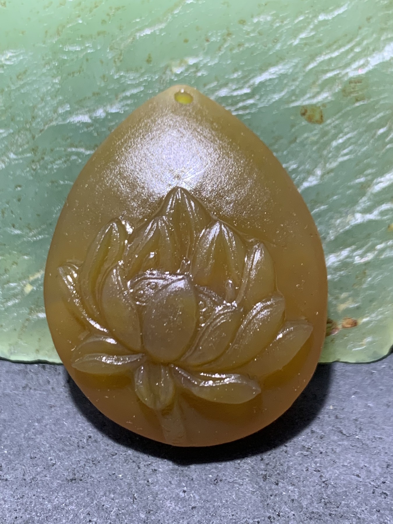 精美亚光高润度冰飘心冻料鸡油黄蒙料战国红玛瑙雕刻荷花吊坠一个