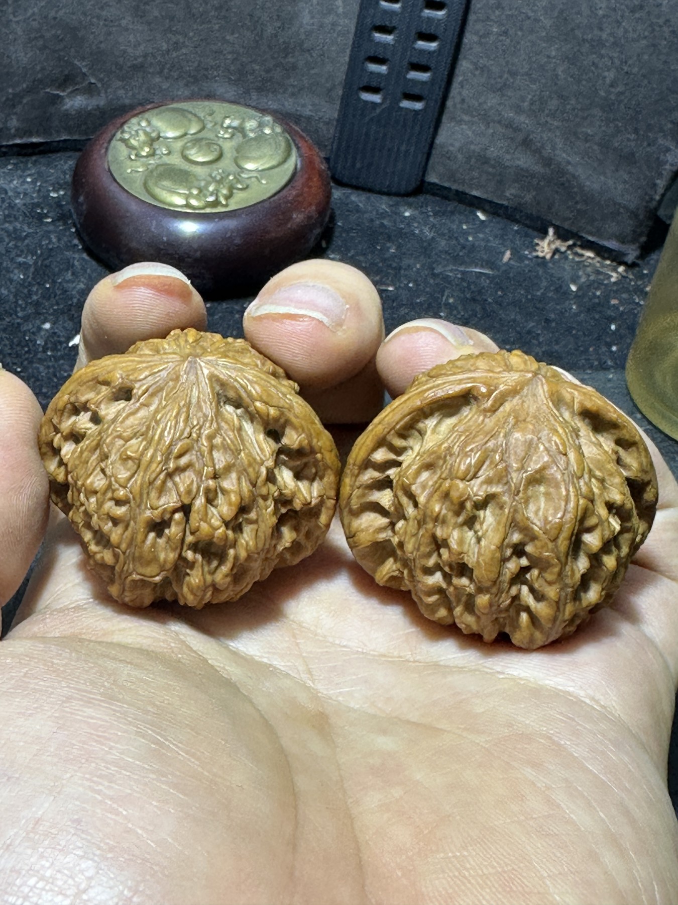 精美原桩闷尖磨盘狮子头文玩核桃一对，
