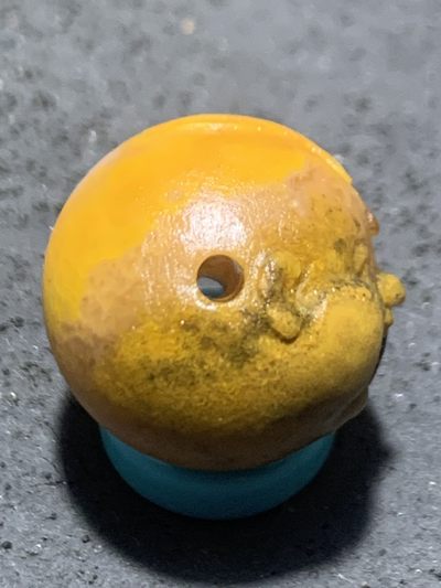 精美亚光冰飘鸡油黄战国红玛瑙手工俏色巧雕童子圆珠一个， 精美亚光冰飘鸡油黄战国红玛瑙手工俏色巧雕童子圆珠一个，