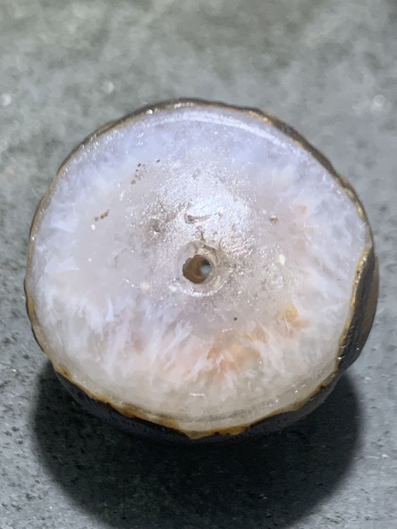 精美冰飘亚光战国红玛瑙手工俏色巧雕旺财圆珠一个，