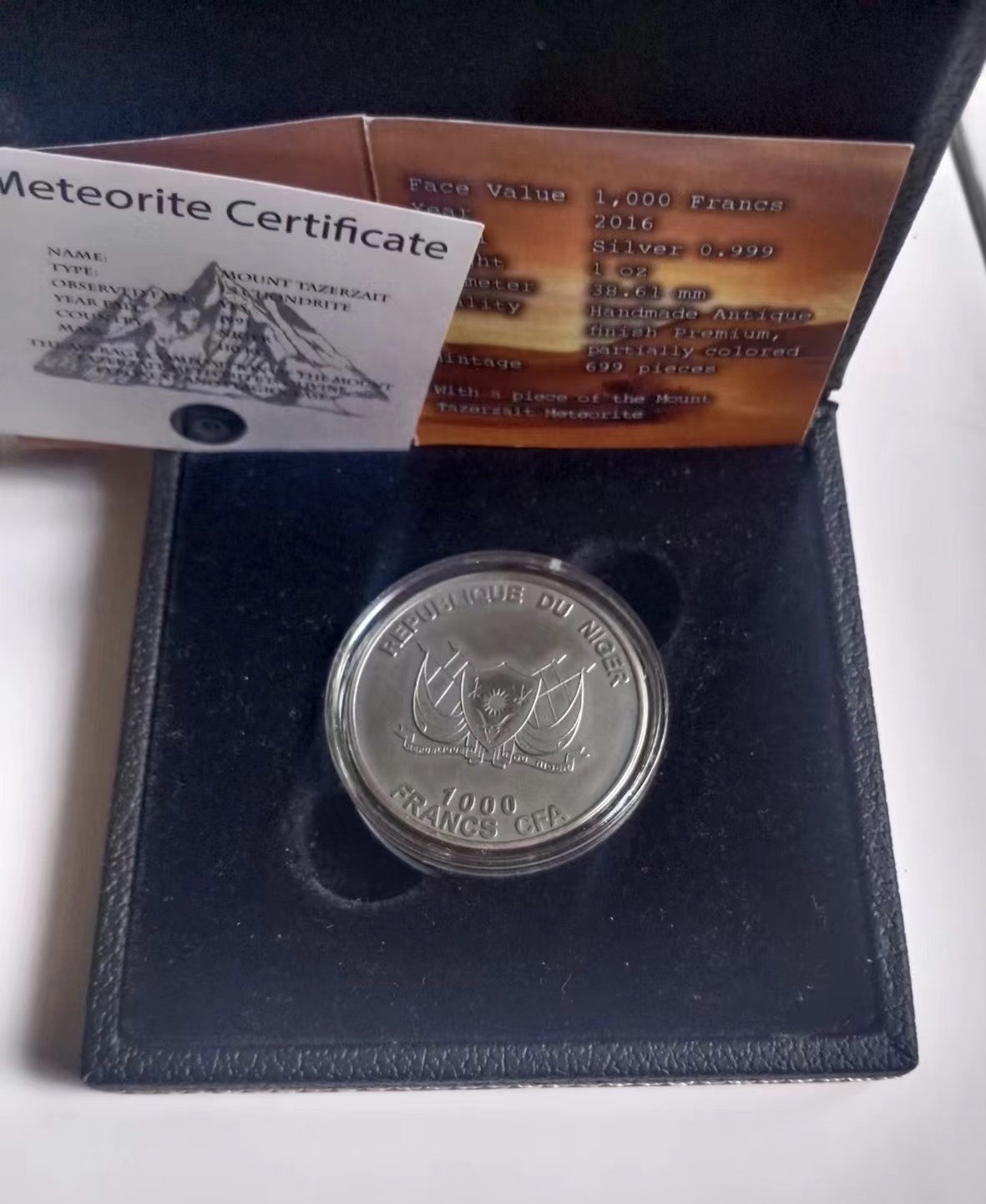 🦩收藏联盟Quantum Auction 第324期拍卖  尼日尔2016年塔泽载特山镶嵌陨石银币 重量1盎司 发行量699枚 有盒有证书