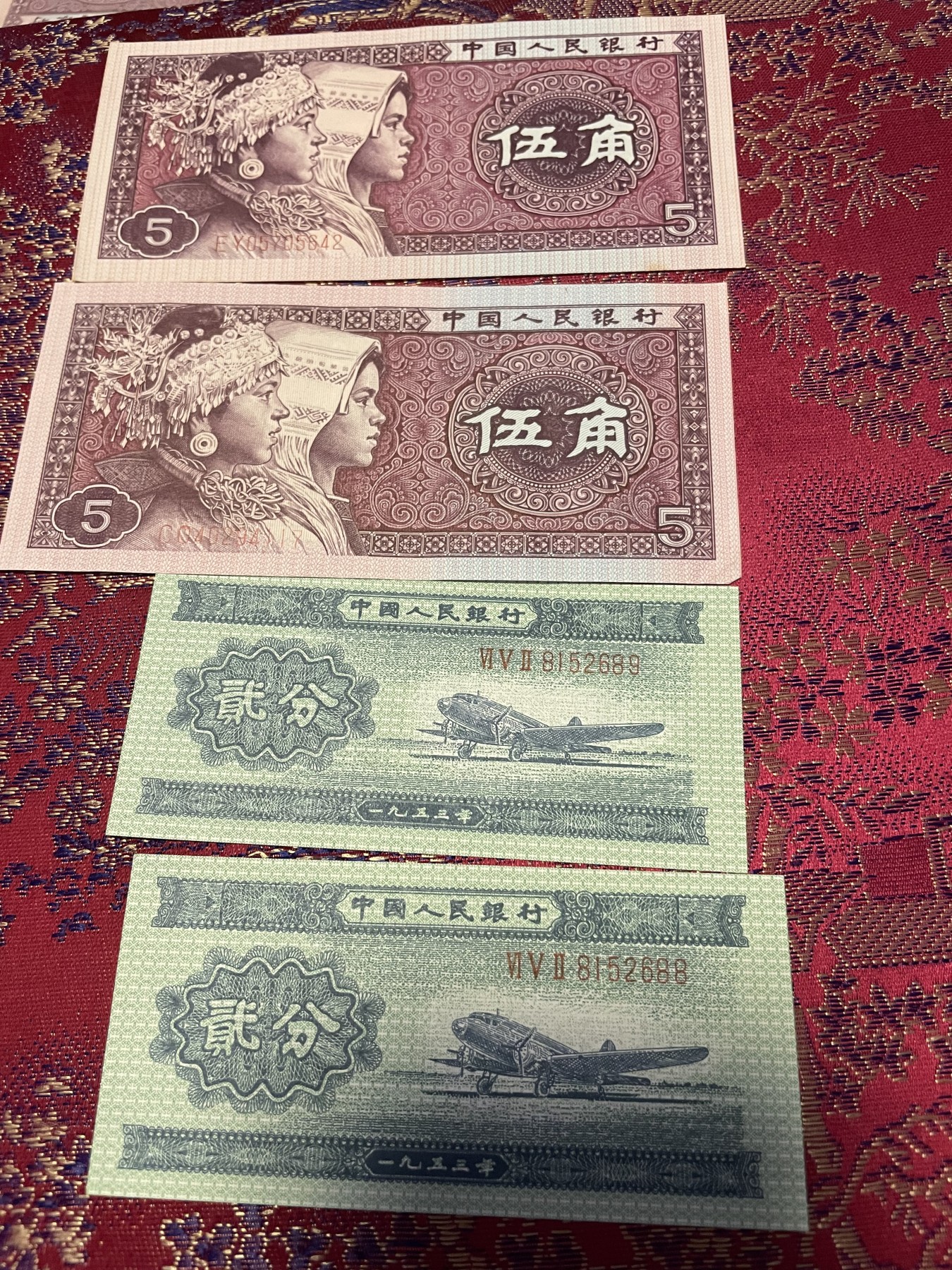 第20场钱币纸币小人书、连环画、瓷器专场 中国人民银行五角和二版两分纸币连号合拍，95品，特惠上传