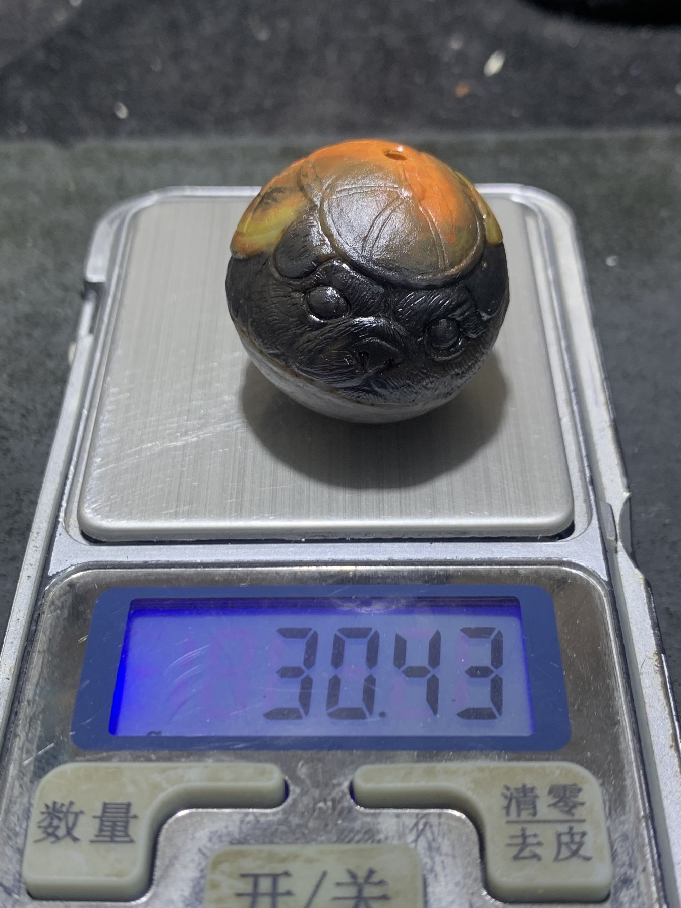 精美冰飘亚光战国红玛瑙手工俏色巧雕旺财圆珠一个，