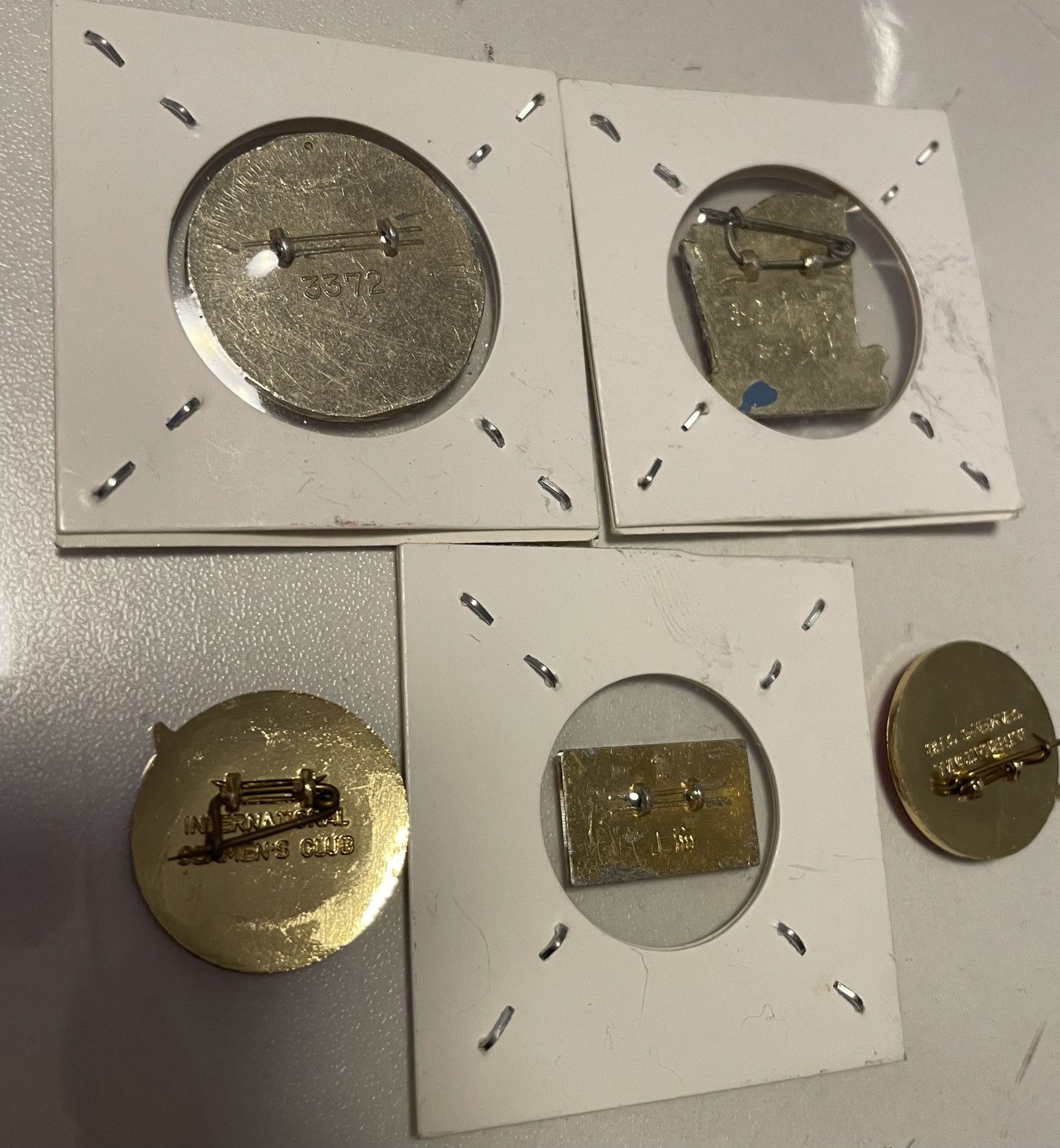 第20场钱币纸币小人书、连环画、瓷器专场 毛主席徽章和上海海军俱乐部徽章，五枚合拍，特惠上传