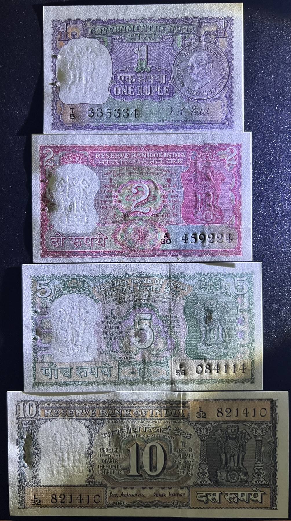 🌗乐淘淘世界纸币收藏拍卖 第41期 裸钞较多🌓 印度1969年纸币四张 1/2/5/10卢比 甘地诞辰纪念钞 有针孔 2卢比下边缘有一处黄斑 其余全新UNC