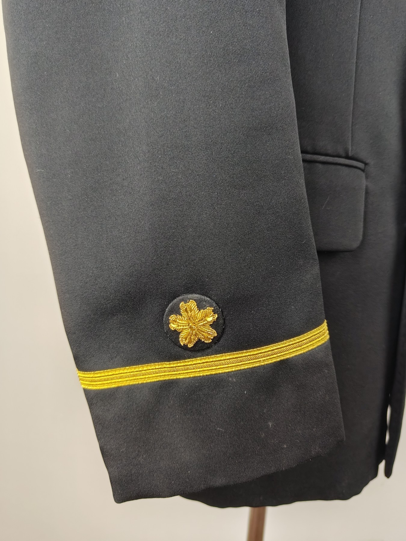 （上一期拍卖与本期一起发货）全场0元起拍 第132期 咸鱼国勋章拍卖专场 2月21日（周三）下午6：00开始 日本 海上干部定制常服一套 吴 江田岛 宫地洋服店制 胸围95 肩宽44 衣长72 袖长59 腰围75 裤长100