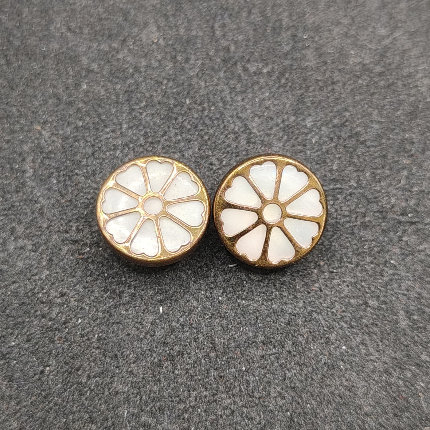 （上一期拍卖与本期一起发货）全场0元起拍 第132期 咸鱼国勋章拍卖专场 2月21日（周三）下午6：00开始 日本贝母徽章一对