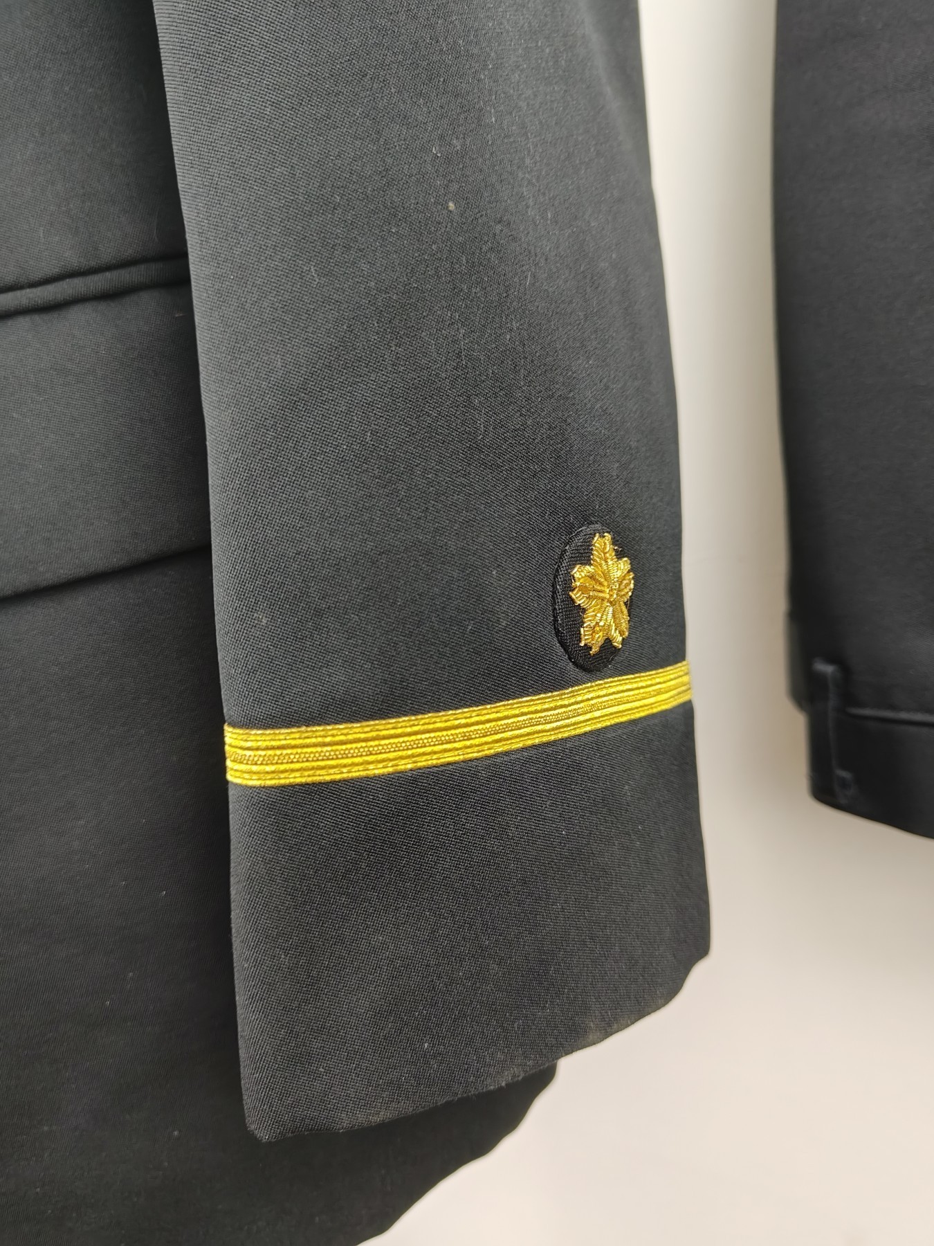 （上一期拍卖与本期一起发货）全场0元起拍 第132期 咸鱼国勋章拍卖专场 2月21日（周三）下午6：00开始 日本 海上干部定制常服一套 吴 江田岛 宫地洋服店制 胸围95 肩宽44 衣长72 袖长59 腰围75 裤长100