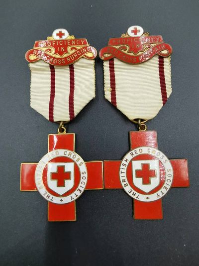 老王徽章第二十八期 - 英国红十字会急救+护理服务奖章一对儿   实发版背面带获得者编号姓名，为同一人获得