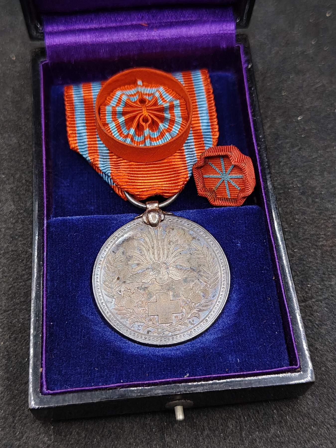 （上一期拍卖与本期一起发货）全场0元起拍 第132期 咸鱼国勋章拍卖专场 2月21日（周三）下午6：00开始 漆木盒 赤十字特别社员章银制带盒略