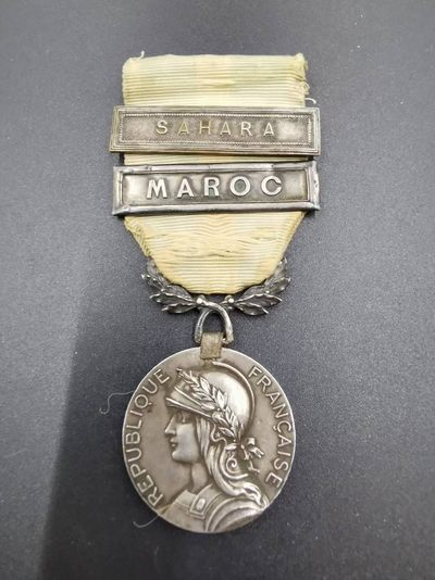老王徽章第二十八期 - 法国殖民奖章1   早期版“摩洛哥”、“撒哈拉”双勋条   章体950银材质，勋条也为银质