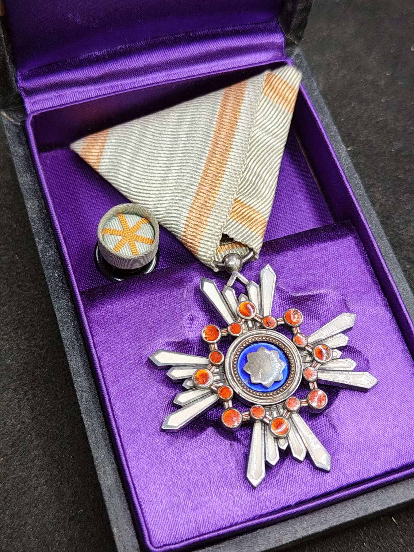 （上一期拍卖与本期一起发货）全场0元起拍 第132期 咸鱼国勋章拍卖专场 2月21日（周三）下午6：00开始 稀有早期纸皮盒 六等瑞宝章 银制带盒略