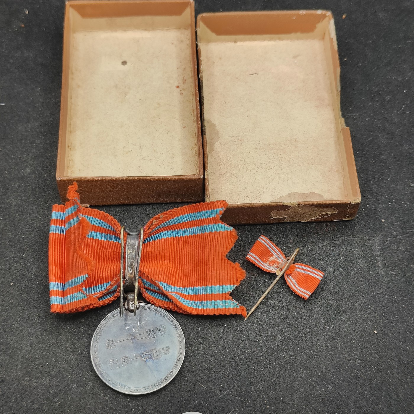 （上一期拍卖与本期一起发货）全场0元起拍 第132期 咸鱼国勋章拍卖专场 2月21日（周三）下午6：00开始 日本早期女版赤十字社员章银制带盒略