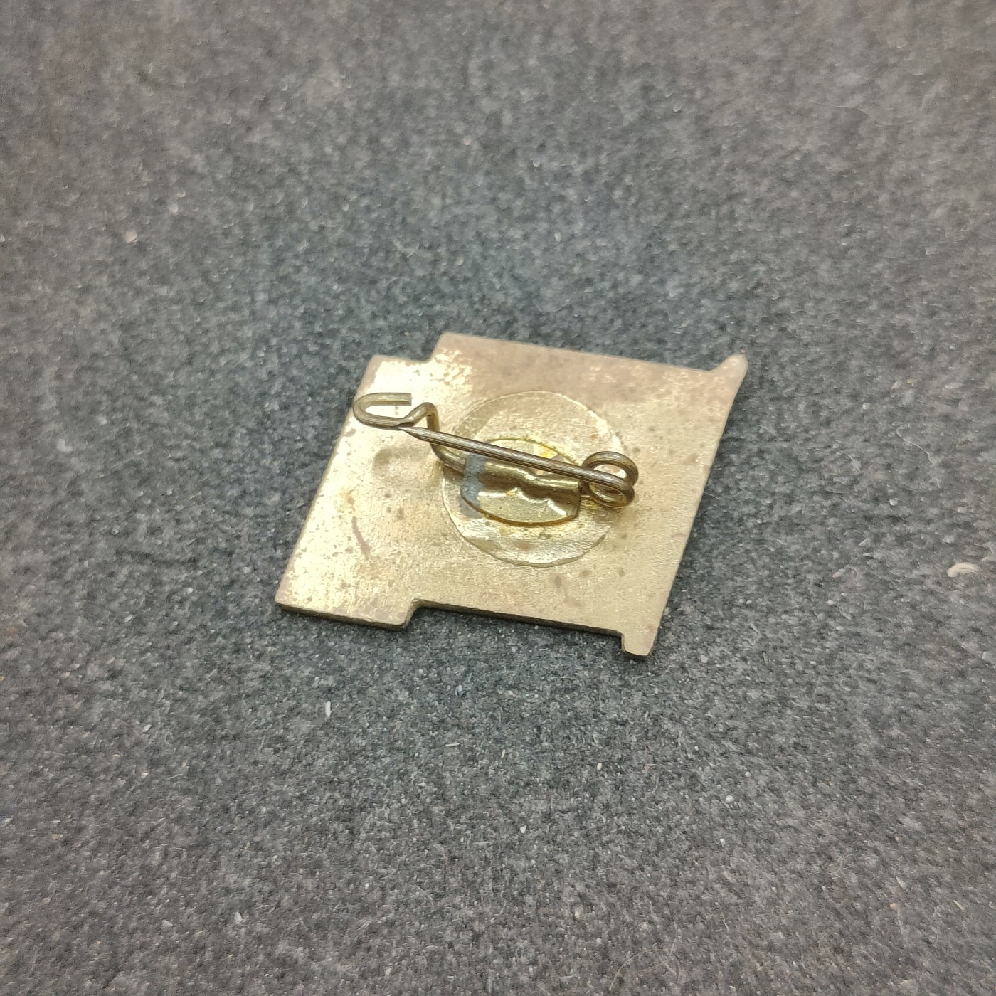 （上一期拍卖与本期一起发货）全场0元起拍 第132期 咸鱼国勋章拍卖专场 2月21日（周三）下午6：00开始 东德恩斯特台尔曼先锋队队徽