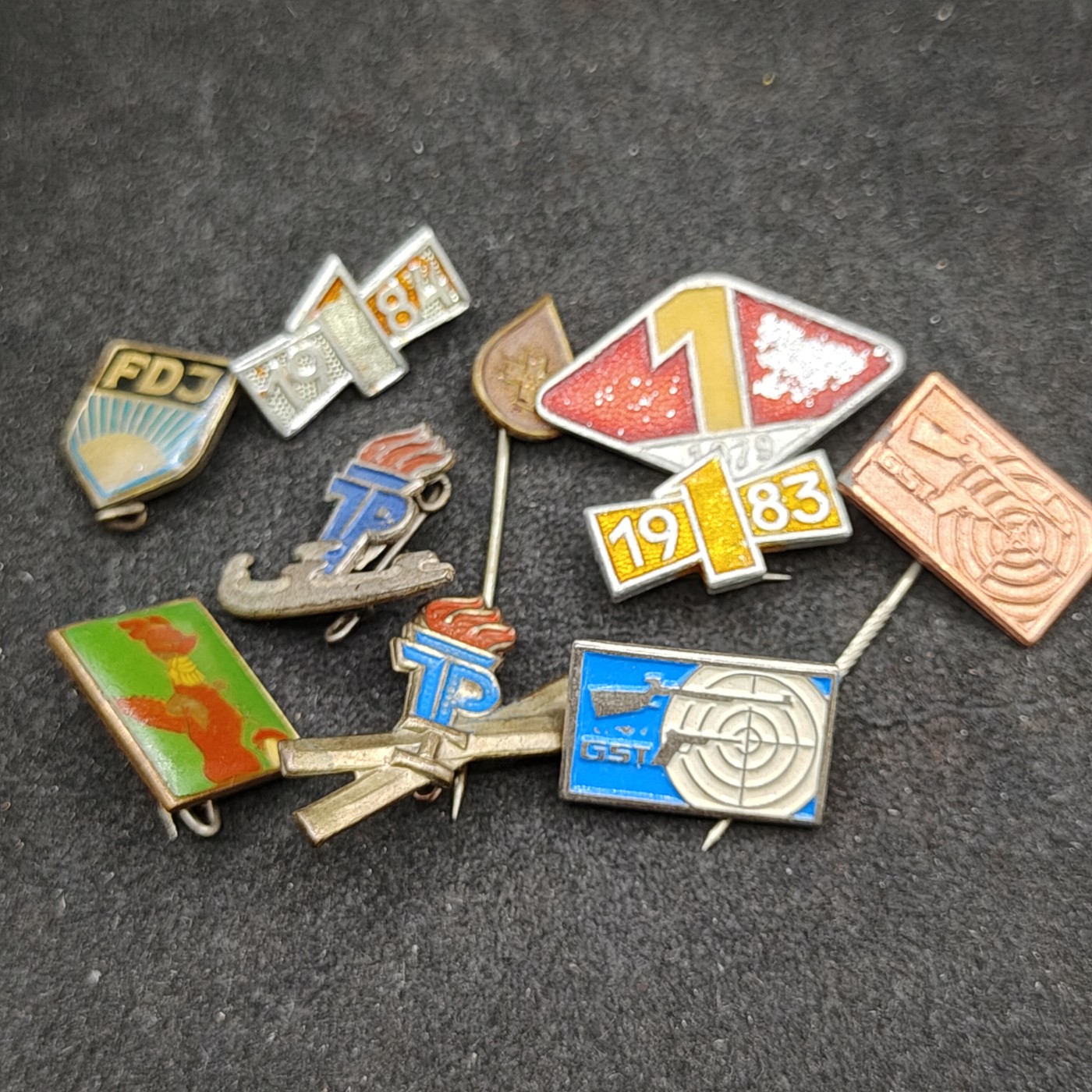 （上一期拍卖与本期一起发货）全场0元起拍 第132期 咸鱼国勋章拍卖专场 2月21日（周三）下午6：00开始 东德徽章一组10个