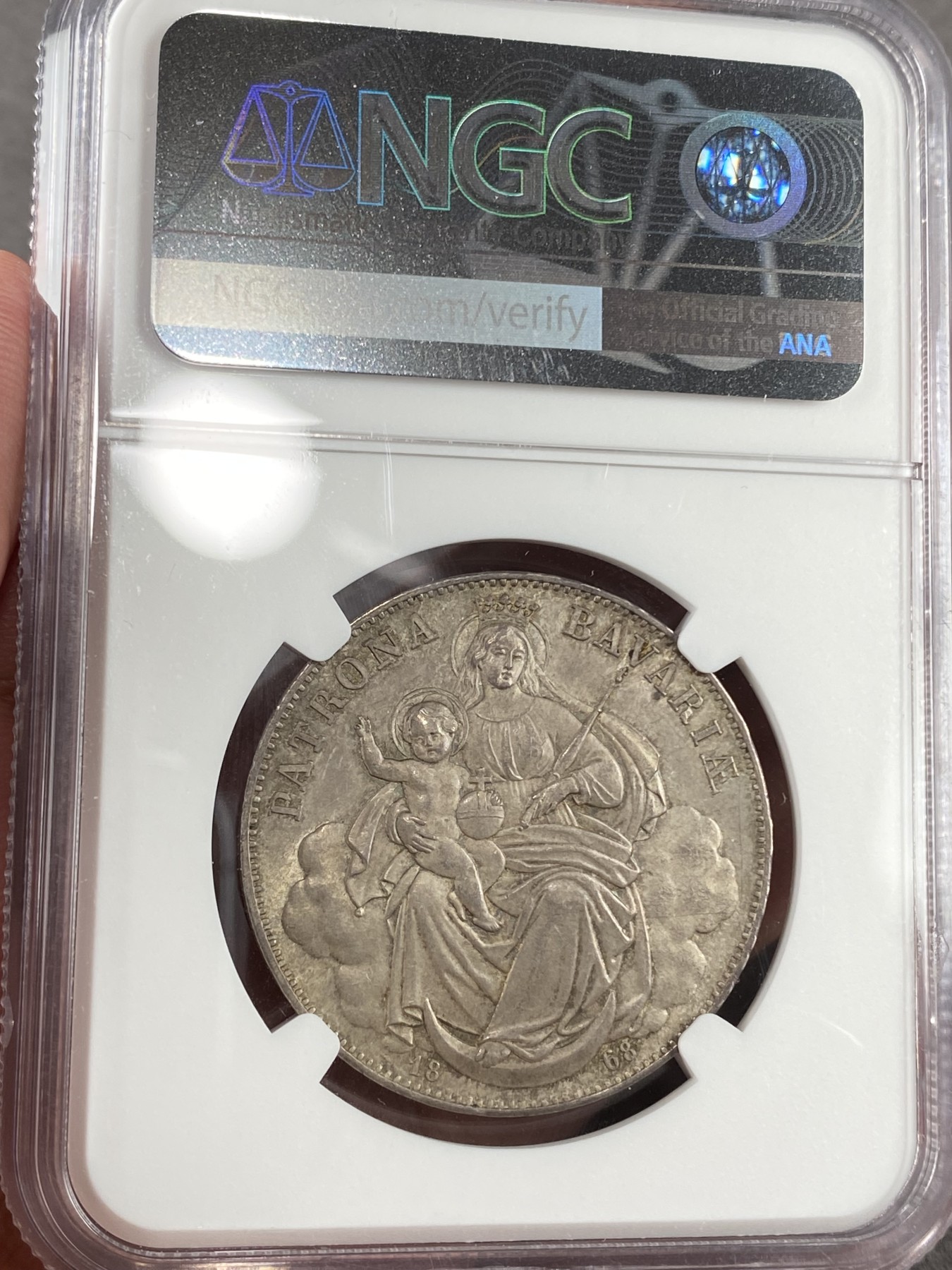 万国钱币拍卖第021期（龙年首拍） NGC MS63 1868年德国巴伐利亚纪年路德维希二世圣母抱婴流通1泰勒 犹抱琵琶半遮面式的美丽包浆让这枚泰勒增添了一丝神秘而又美丽的面纱