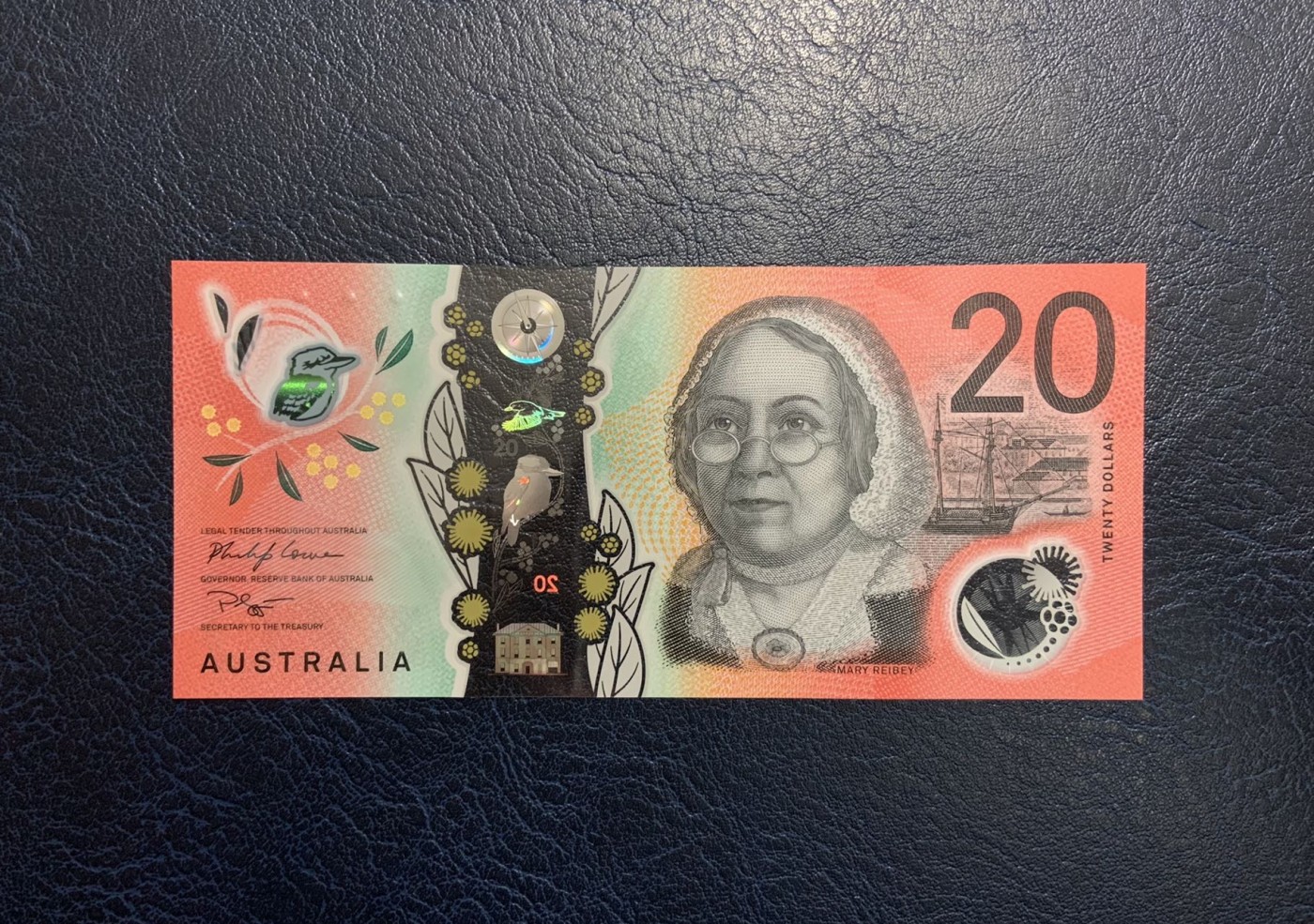 收藏联盟Quantum Auction 第325期拍卖  澳大利亚2019年20元 品相全新UNC 首发AA冠 号码无4 “皇家飞行医生服务”组织创始人 牧师 约翰.弗林