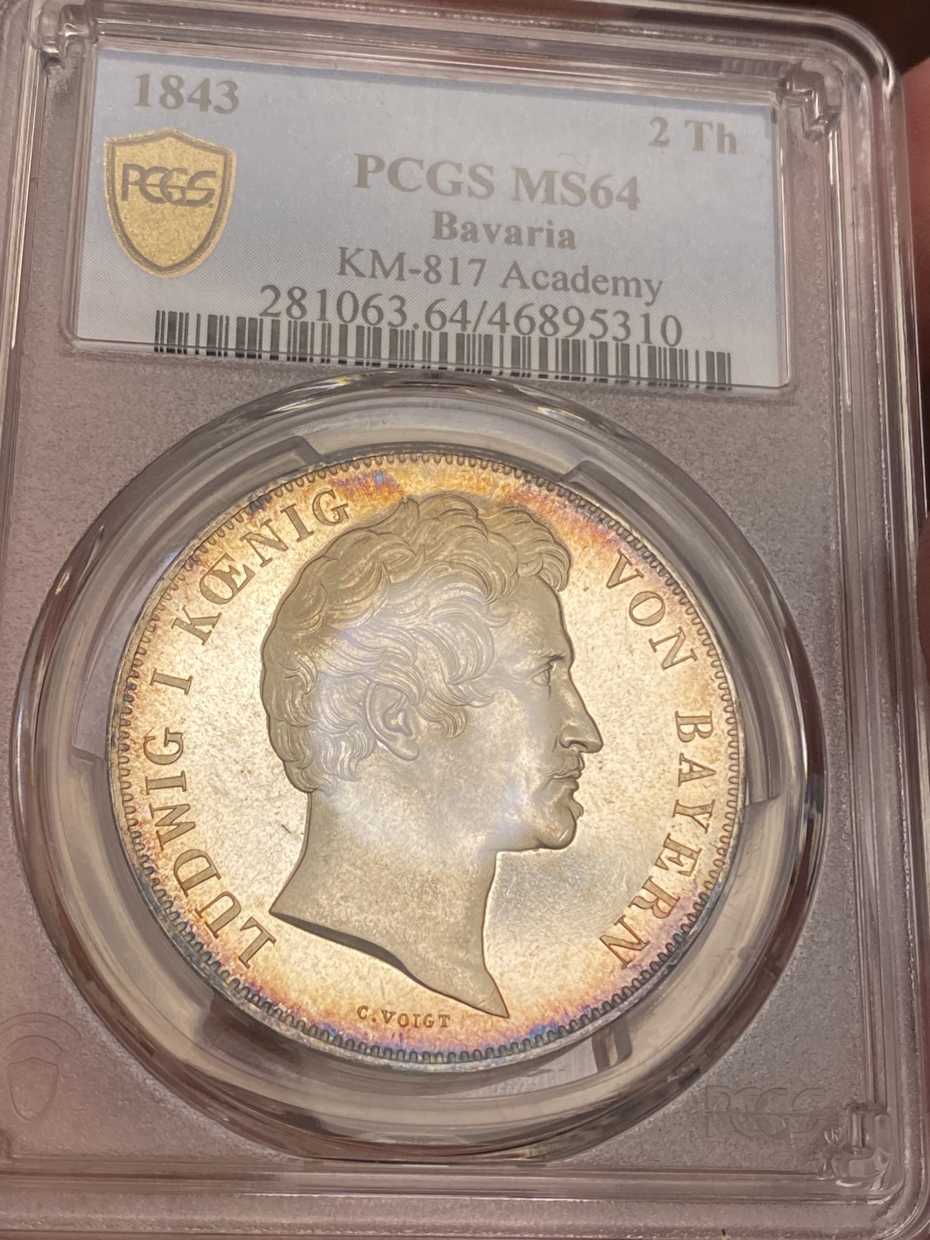 万国钱币拍卖第021期（龙年首拍） PCGS MS64 1843巴伐利亚埃尔朗根大学建校百年历史2泰勒 背面为大学创始人勃兰登堡-拜罗伊特边疆伯爵腓特烈的雕像，相当于中国古代的藩王。此枚品相状态已属顶级，镜面感极强的底板在双面淡金彩的加持下熠熠生辉，腓特烈伯爵的雕像细节一丝不苟凝于方寸之间，数百年之后辗转腾挪来到诸位手中，可能这也就是路德维希一世铸造历史的用意所在。