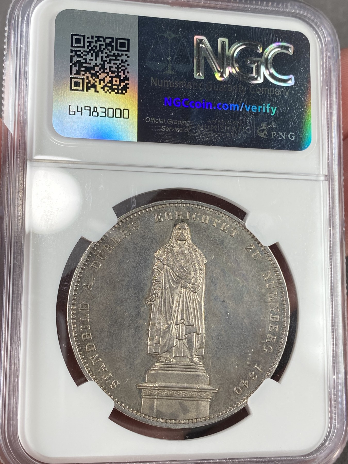 万国钱币拍卖第021期（龙年首拍） NGC MS62 1840年德国巴伐利亚路德维希一世丢勒雕像落成纪念2泰勒 丢勒全脸非常难得 配上完美的五彩状态 实在是历史泰勒中不可避开的经典品种 3点钟方向为币坯缺陷并非磕碰。