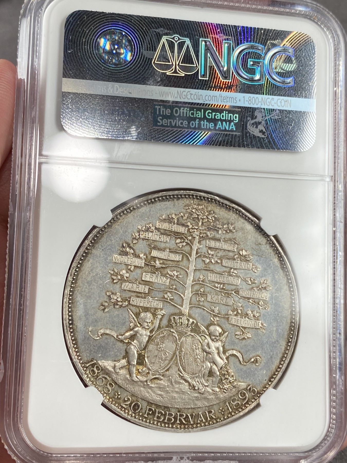 万国钱币拍卖第021期（龙年首拍） NGC MS64 1893年巴伐利亚摄政王利奥波德世子结婚25周年及其子嗣2泰勒型银章，和利奥波德大桥同属一个系列，原味五彩镜面状态，想找到更好的也是不容易了。