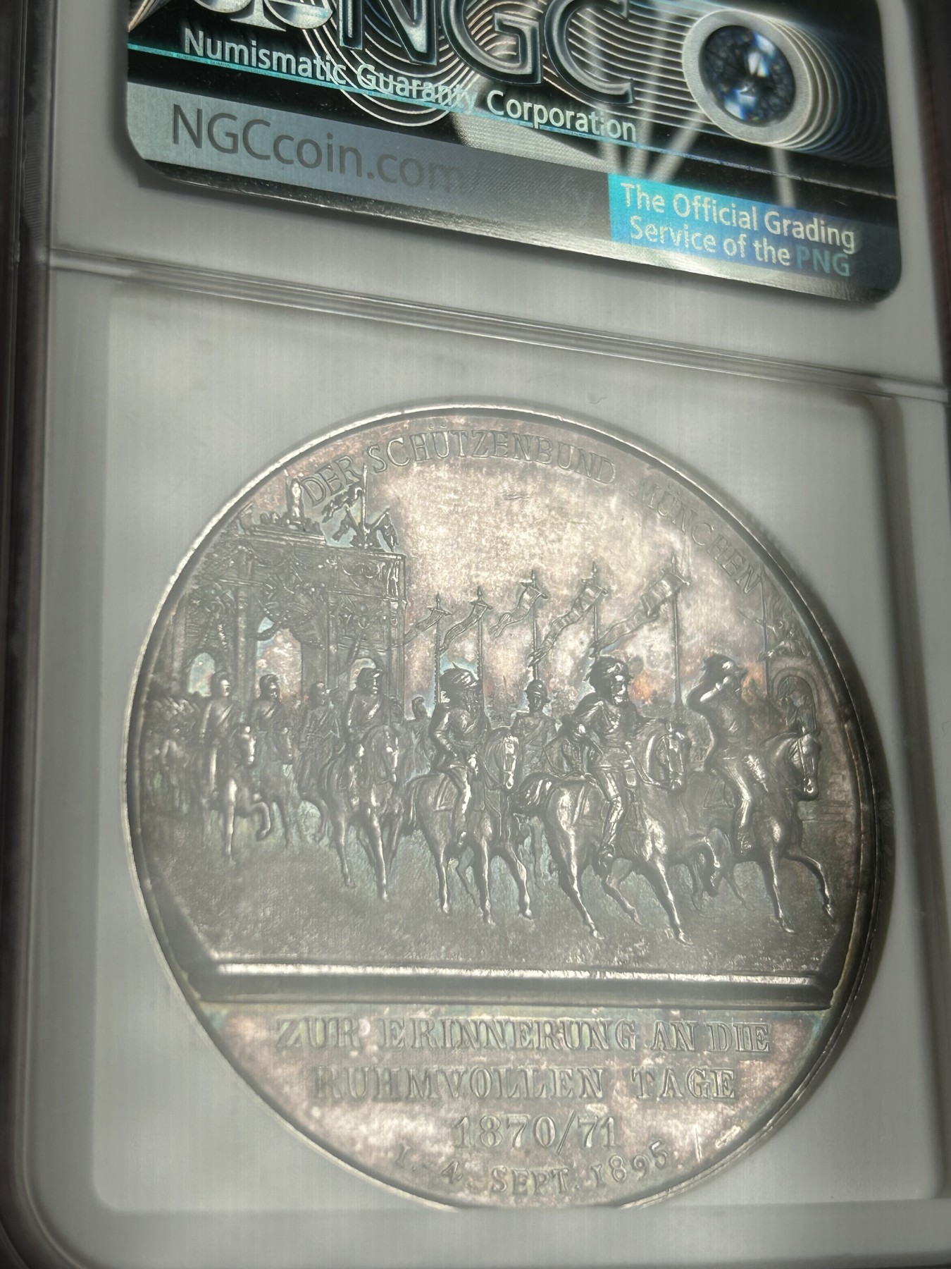 万国钱币拍卖第021期（龙年首拍） NGC MS62 1895年德国巴伐利亚摄政王利奥波德纪念1870-71年普法战争胜利班师回朝25周年纪念高浮雕大银章，双面原味五彩镜面，非常难得的状态，1871年利奥波德时任巴伐利亚军队最高统帅，43MM。
