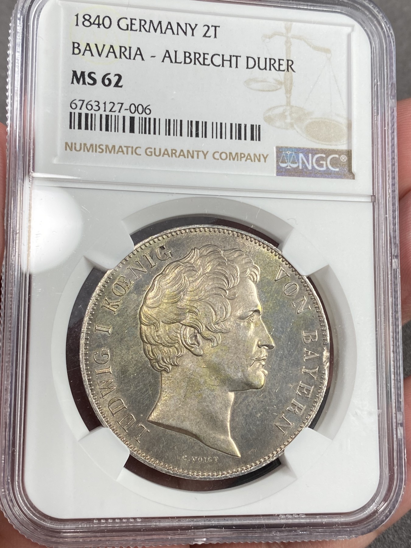 万国钱币拍卖第021期（龙年首拍） NGC MS62 1840年德国巴伐利亚路德维希一世丢勒雕像落成纪念2泰勒 丢勒全脸非常难得 配上完美的五彩状态 实在是历史泰勒中不可避开的经典品种 3点钟方向为币坯缺陷并非磕碰。