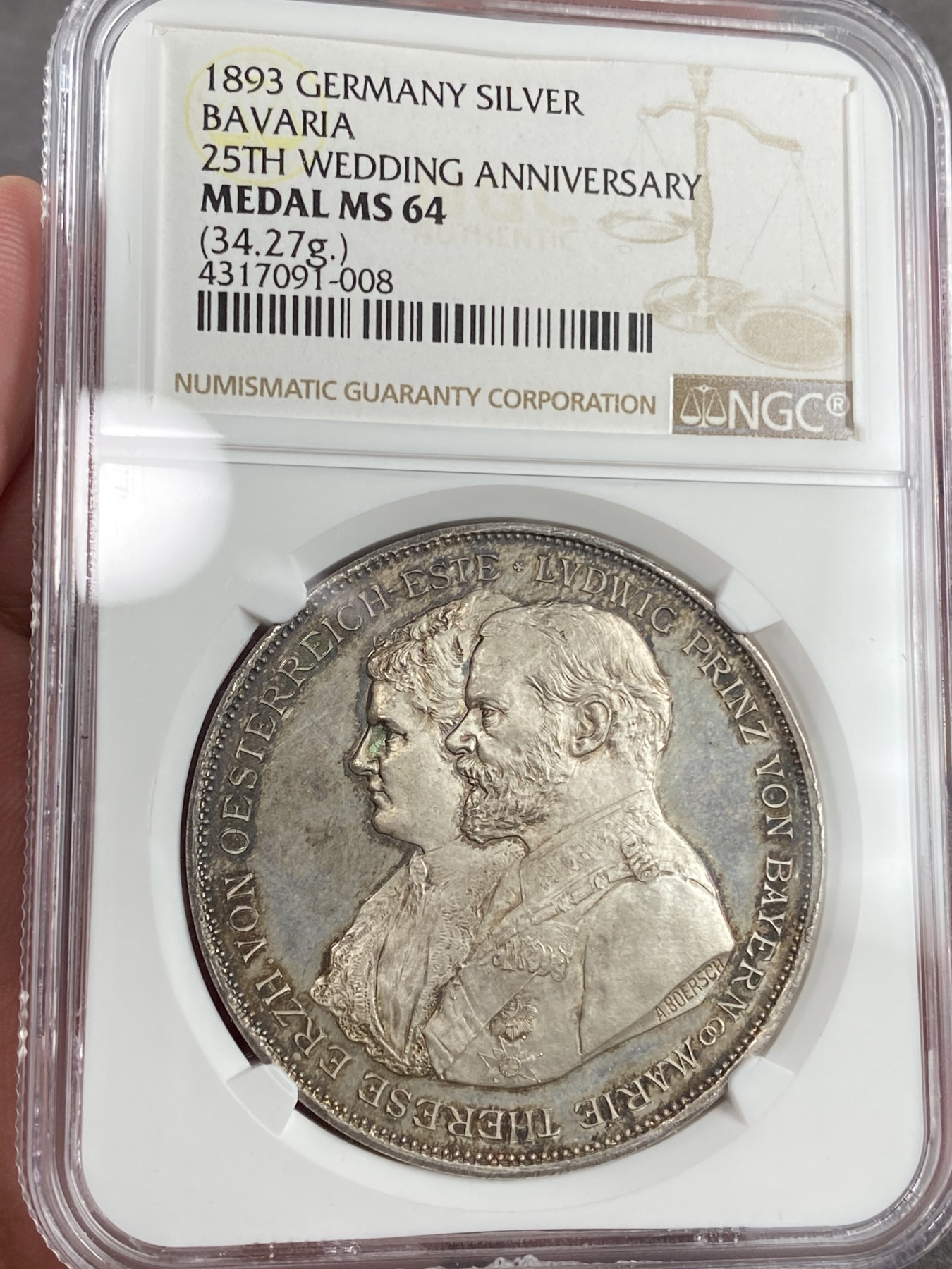 万国钱币拍卖第021期（龙年首拍） NGC MS64 1893年巴伐利亚摄政王利奥波德世子结婚25周年及其子嗣2泰勒型银章，和利奥波德大桥同属一个系列，原味五彩镜面状态，想找到更好的也是不容易了。