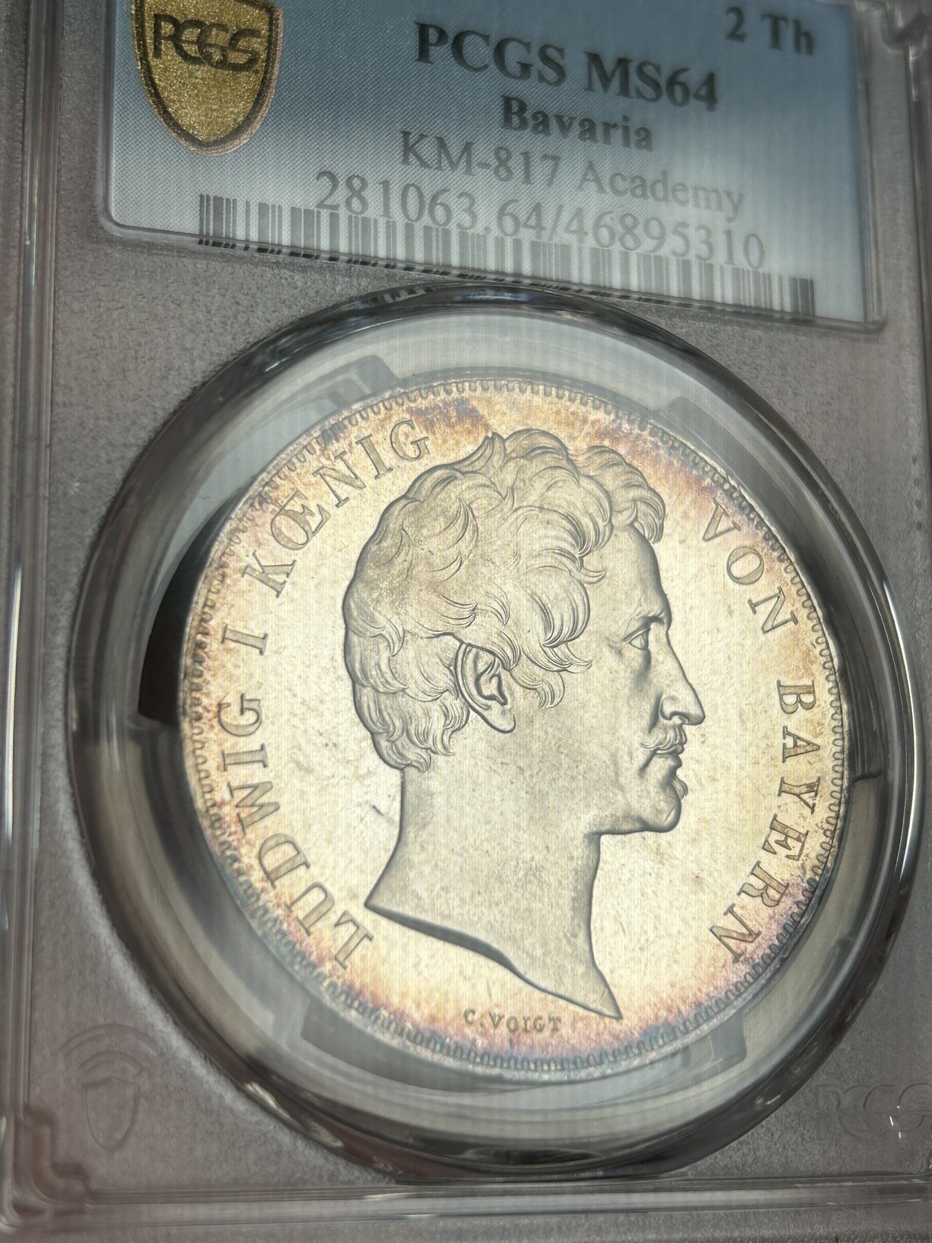 万国钱币拍卖第021期（龙年首拍） PCGS MS64 1843巴伐利亚埃尔朗根大学建校百年历史2泰勒 背面为大学创始人勃兰登堡-拜罗伊特边疆伯爵腓特烈的雕像，相当于中国古代的藩王。此枚品相状态已属顶级，镜面感极强的底板在双面淡金彩的加持下熠熠生辉，腓特烈伯爵的雕像细节一丝不苟凝于方寸之间，数百年之后辗转腾挪来到诸位手中，可能这也就是路德维希一世铸造历史的用意所在。