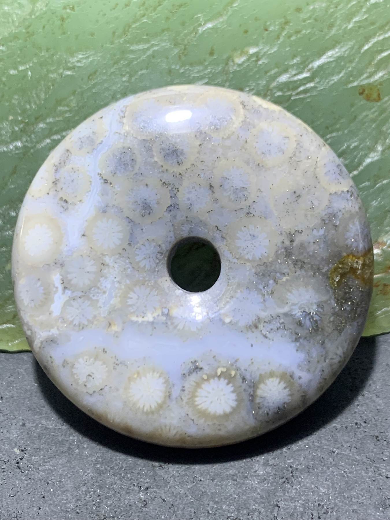 仅此一个，精美天然飘银砂高玉化满花珊瑚玉平安扣一个，