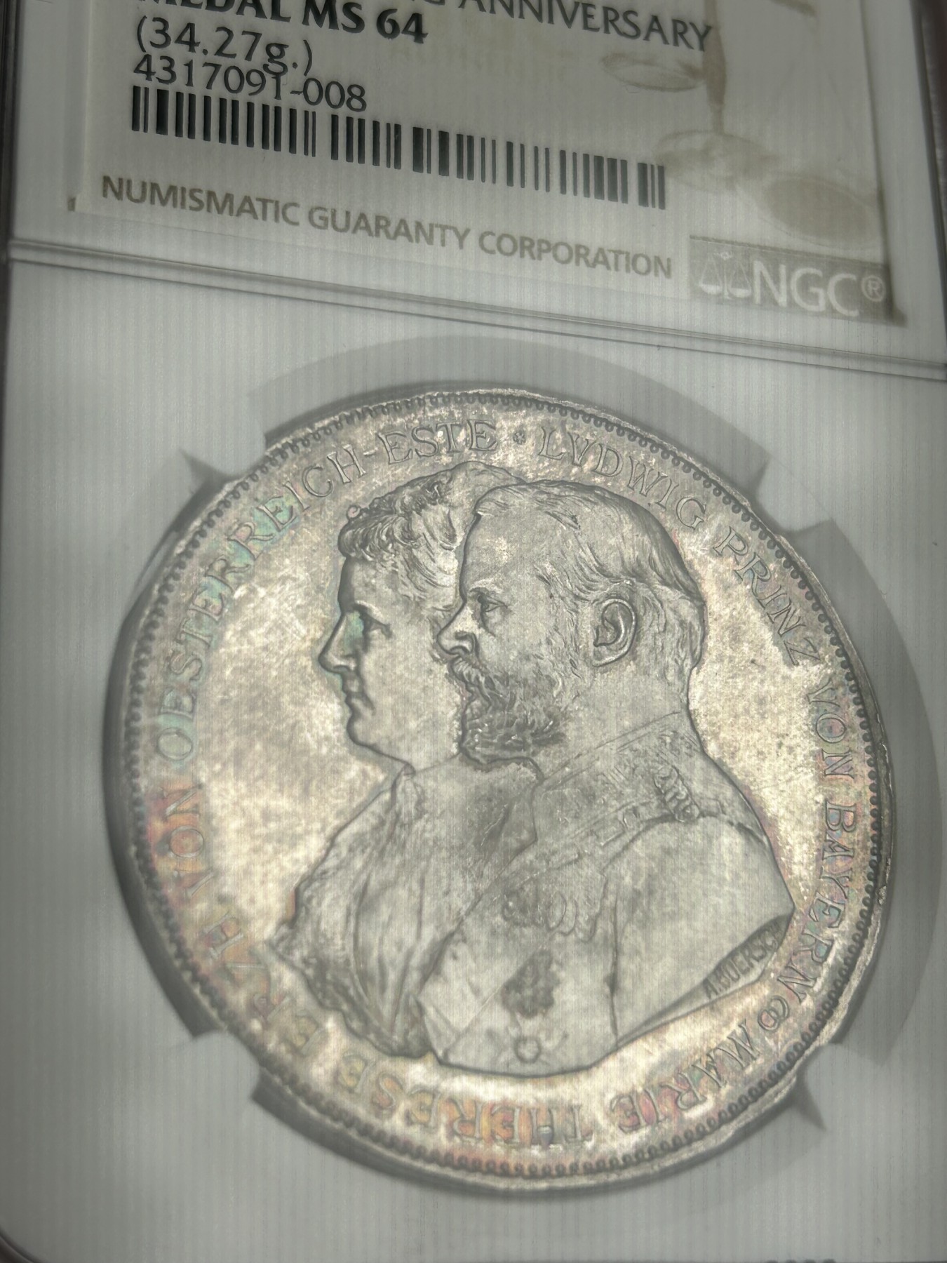 万国钱币拍卖第021期（龙年首拍） NGC MS64 1893年巴伐利亚摄政王利奥波德世子结婚25周年及其子嗣2泰勒型银章，和利奥波德大桥同属一个系列，原味五彩镜面状态，想找到更好的也是不容易了。