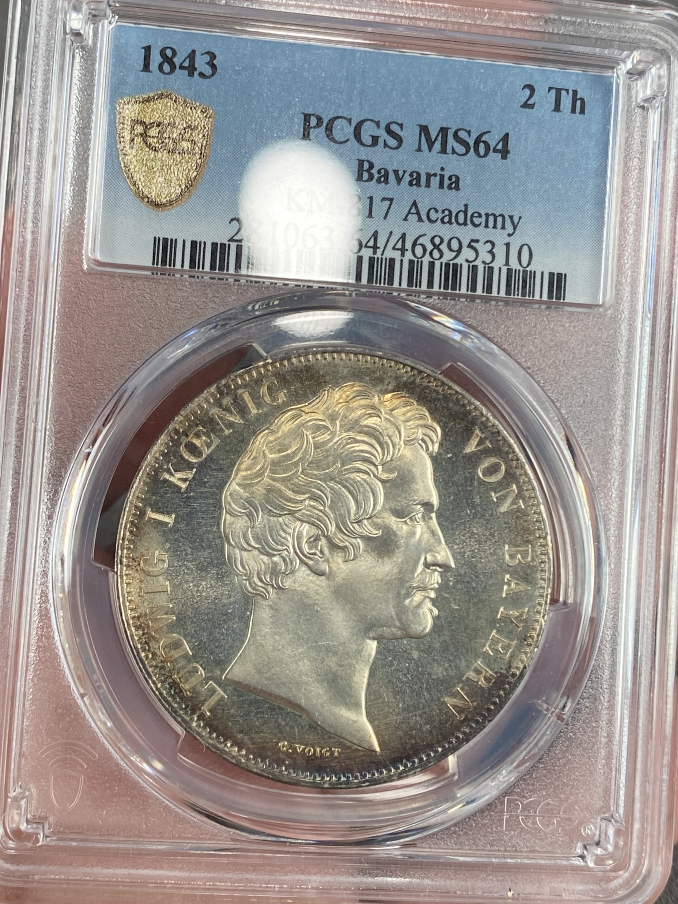 万国钱币拍卖第021期（龙年首拍） PCGS MS64 1843巴伐利亚埃尔朗根大学建校百年历史2泰勒 背面为大学创始人勃兰登堡-拜罗伊特边疆伯爵腓特烈的雕像，相当于中国古代的藩王。此枚品相状态已属顶级，镜面感极强的底板在双面淡金彩的加持下熠熠生辉，腓特烈伯爵的雕像细节一丝不苟凝于方寸之间，数百年之后辗转腾挪来到诸位手中，可能这也就是路德维希一世铸造历史的用意所在。