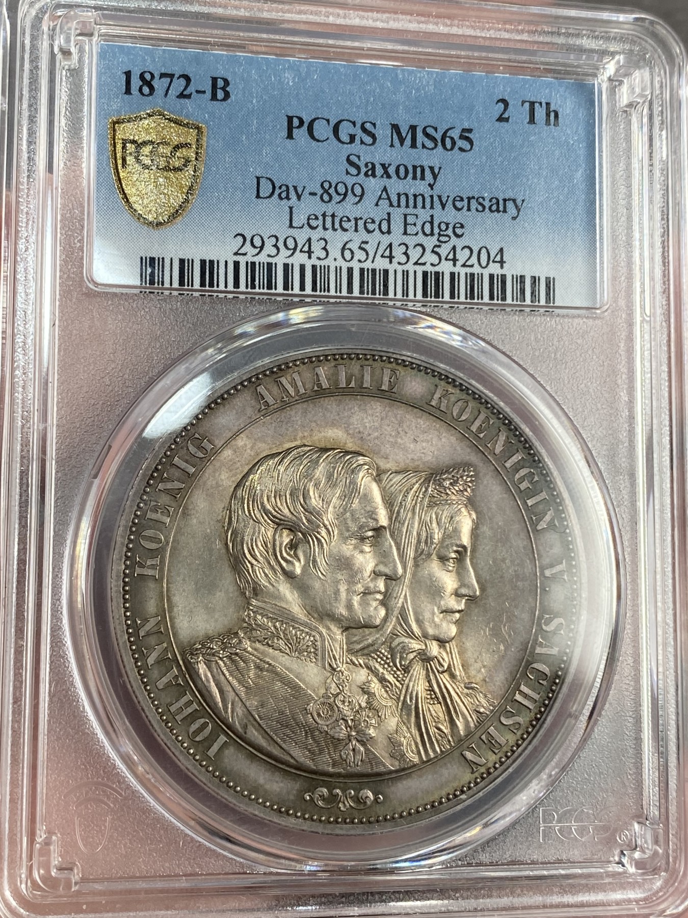 万国钱币拍卖第021期（龙年首拍） PCGS MS65 1872年德国萨克森金婚2泰勒 2泰勒的关门之作，所说好品常见，但想找到一枚此等质量的也绝非易事，双面原味均匀的包浆搭配上丝滑温润的转光令人赏心悦目。