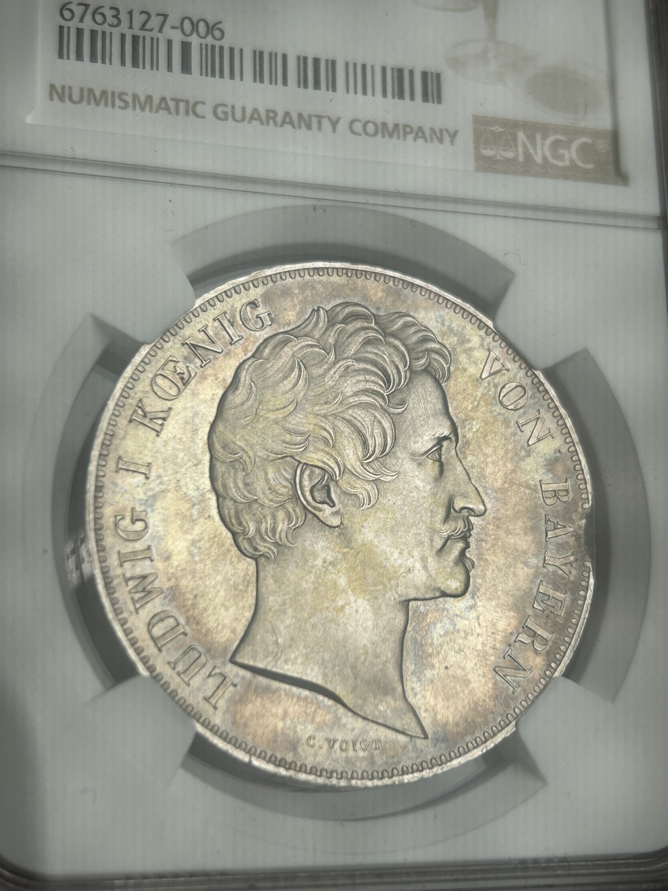 万国钱币拍卖第021期（龙年首拍） NGC MS62 1840年德国巴伐利亚路德维希一世丢勒雕像落成纪念2泰勒 丢勒全脸非常难得 配上完美的五彩状态 实在是历史泰勒中不可避开的经典品种 3点钟方向为币坯缺陷并非磕碰。