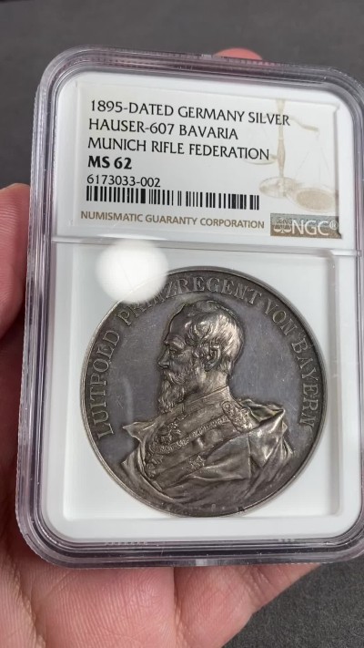 万国钱币拍卖第021期（龙年首拍） NGC MS62 1895年德国巴伐利亚摄政王利奥波德纪念1870-71年普法战争胜利班师回朝25周年纪念高浮雕大银章，双面原味五彩镜面，非常难得的状态，1871年利奥波德时任巴伐利亚军队最高统帅，43MM。