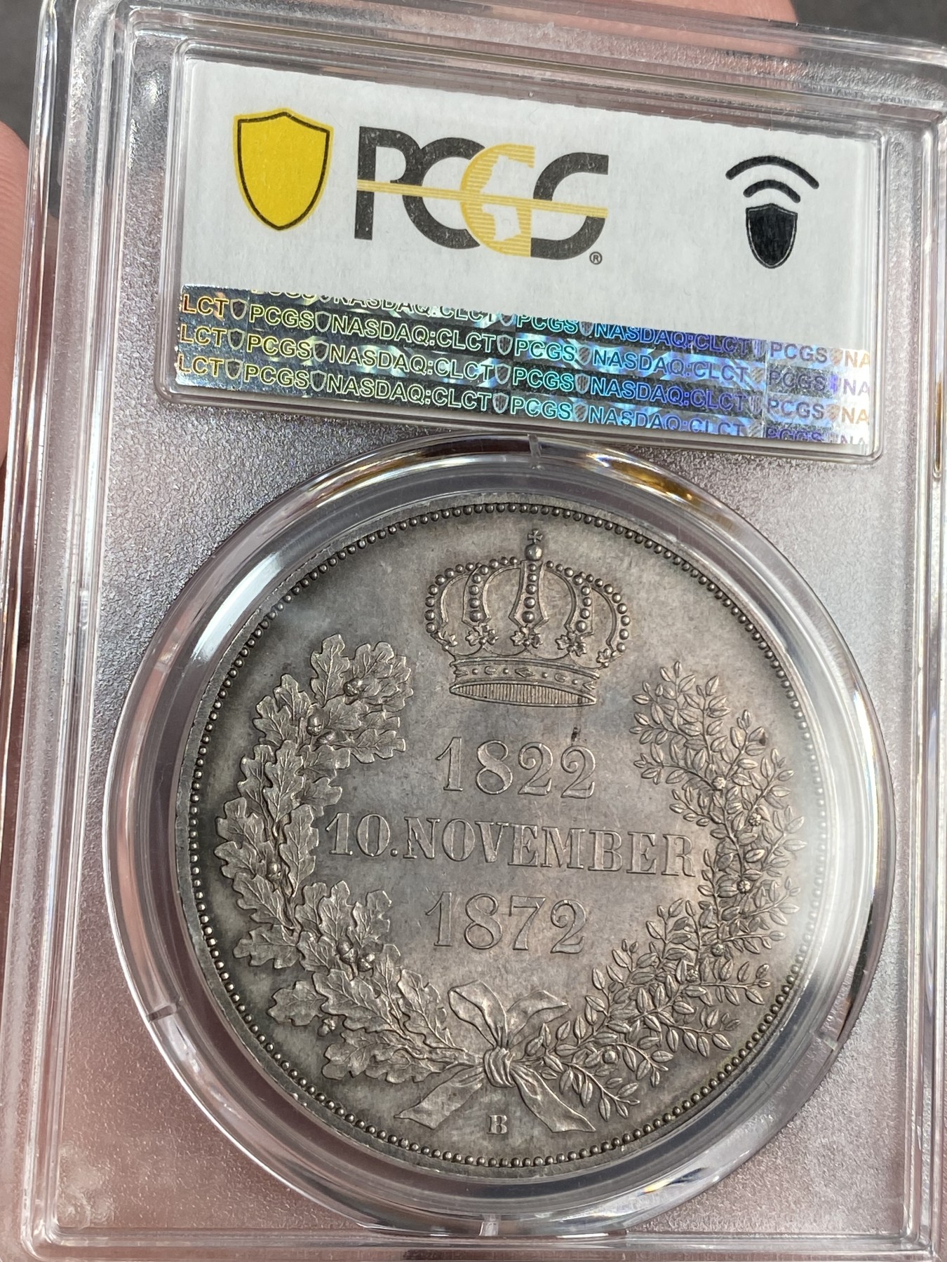 万国钱币拍卖第021期（龙年首拍） PCGS MS65 1872年德国萨克森金婚2泰勒 2泰勒的关门之作，所说好品常见，但想找到一枚此等质量的也绝非易事，双面原味均匀的包浆搭配上丝滑温润的转光令人赏心悦目。