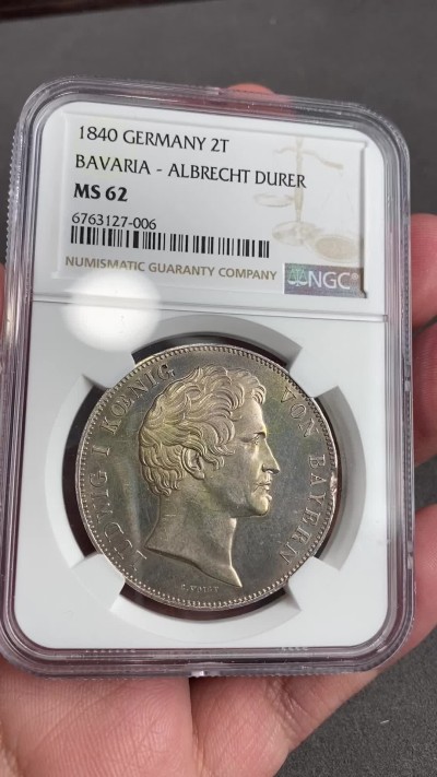 万国钱币拍卖第021期（龙年首拍） NGC MS62 1840年德国巴伐利亚路德维希一世丢勒雕像落成纪念2泰勒 丢勒全脸非常难得 配上完美的五彩状态 实在是历史泰勒中不可避开的经典品种 3点钟方向为币坯缺陷并非磕碰。