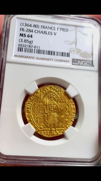 【Blue Auction】✨世界纸币精拍第433期【精】 【顶级状态】法国 1364-80年“贤明王”——查理五世金币 NGC MS64 顶级分数 图案清晰完整 线条锐利深峻 尤其是脸部非常清晰可遇不可求 历经六七百年岁月洗礼依旧金光璀璨 钱币整体风格繁缛豪华 属于中世纪钱币中哥特艺术的巅峰之作 查理五世逆转了百年战争第一阶段的战局 使法国得以复兴 