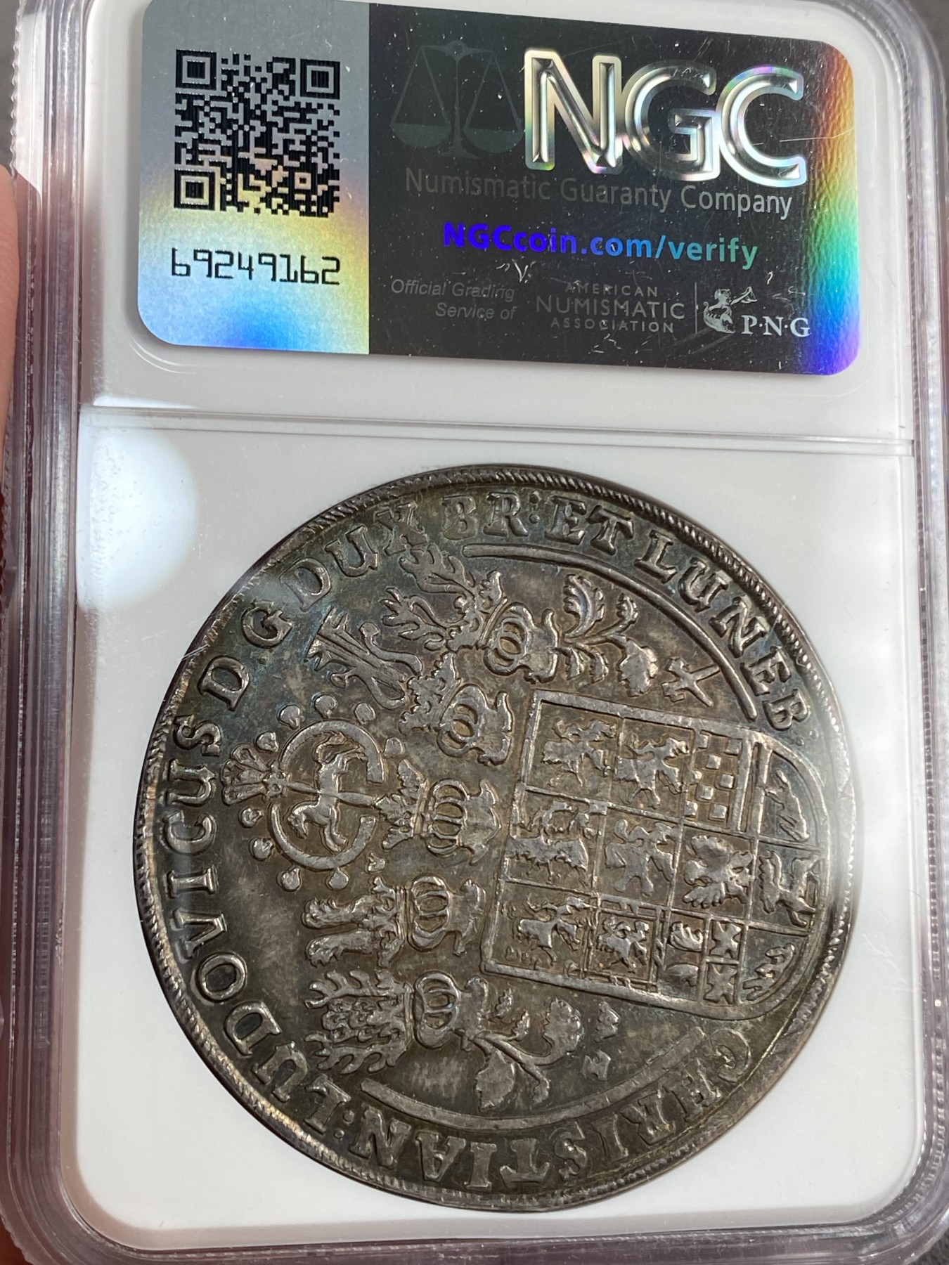 万国钱币拍卖第021期（龙年首拍） NGC MS64 1660年德国布伦瑞克奔马大泰勒 17世纪的老泰勒能有如此品质其难度无需多言，双面环彩，打制深峻，NGC唯一冠军分。