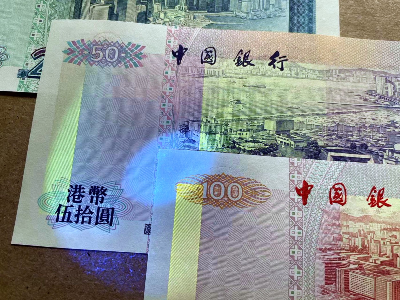 【Blue Auction】✨世界纸币精拍第433期【精】 【一组4张 包含无47】香港 中银 1994-2000年20-500元 UNC（100元有极轻微荧光点）