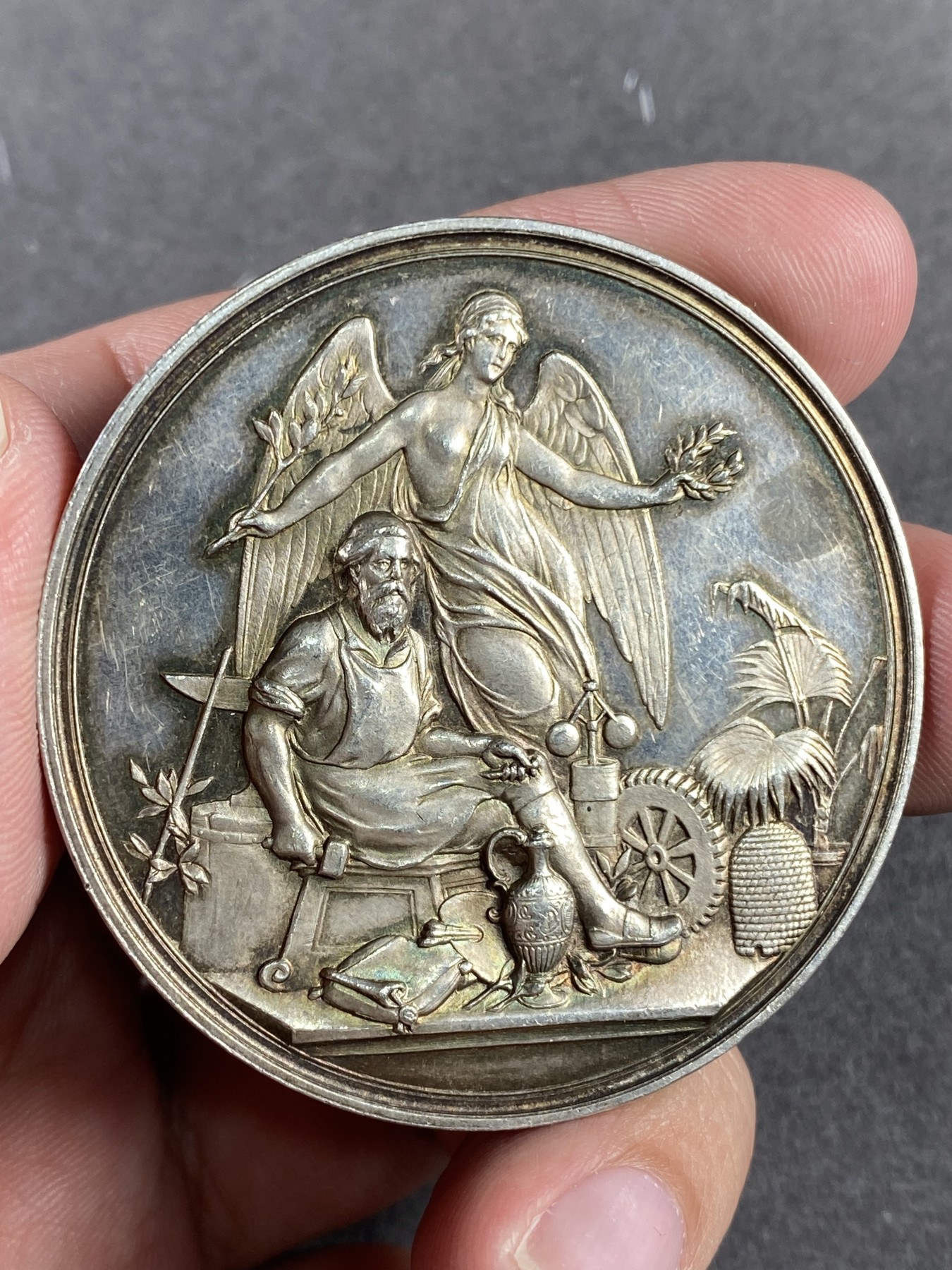 万国钱币拍卖第021期（龙年首拍） 1894年德国图林根埃尔福特商业和工业博览会纪念大银章 双天使加持 所见品相最优 镜面底板 未送评欧洲一线货 46g，50mm