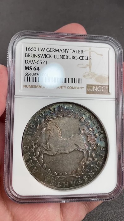 万国钱币拍卖第021期（龙年首拍） NGC MS64 1660年德国布伦瑞克奔马大泰勒 17世纪的老泰勒能有如此品质其难度无需多言，双面环彩，打制深峻，NGC唯一冠军分。