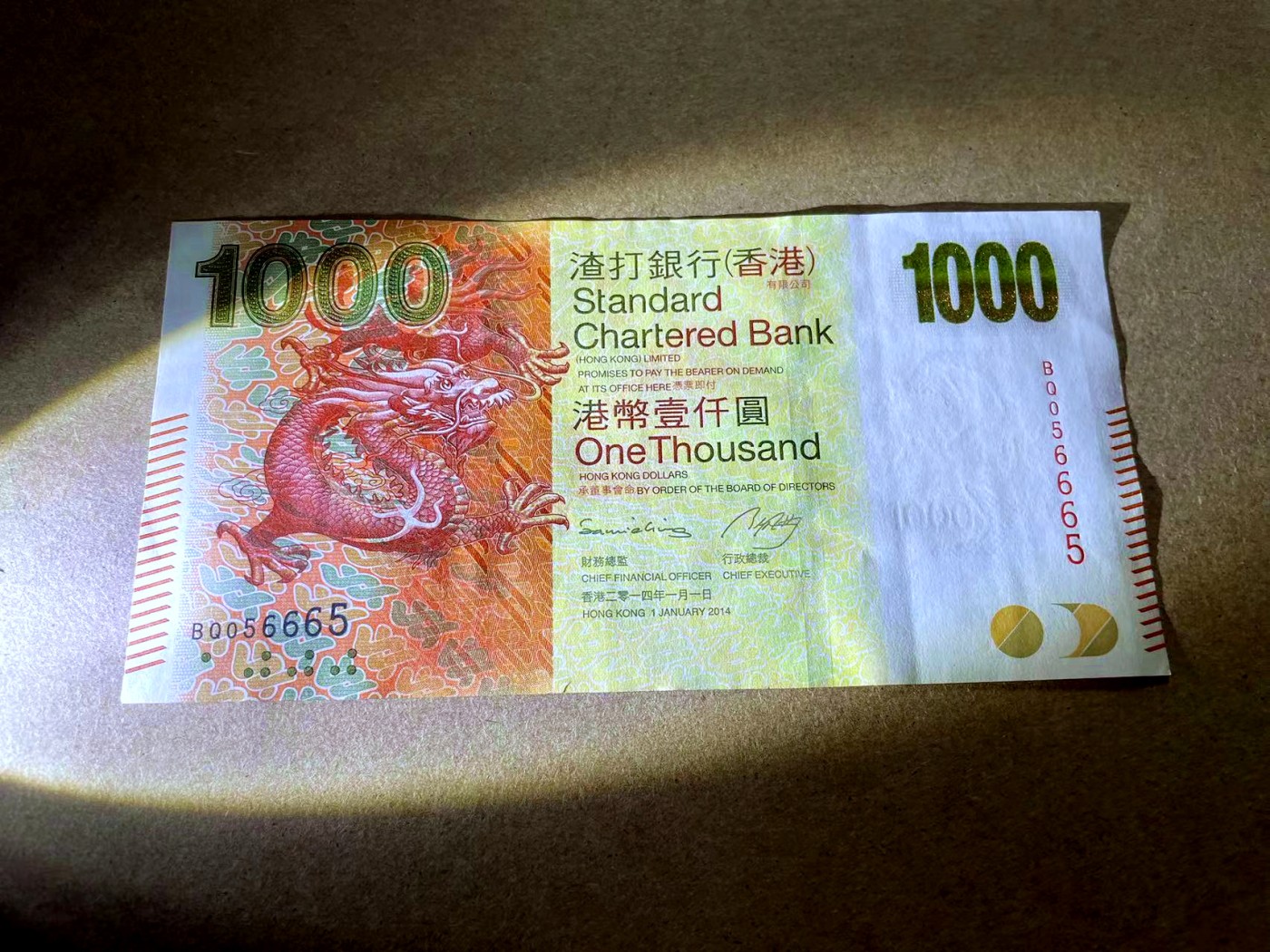 【Blue Auction】✨世界纸币精拍第433期【精】 【无47】香港 渣打 2014年1000元 UNC-（有车轮印）