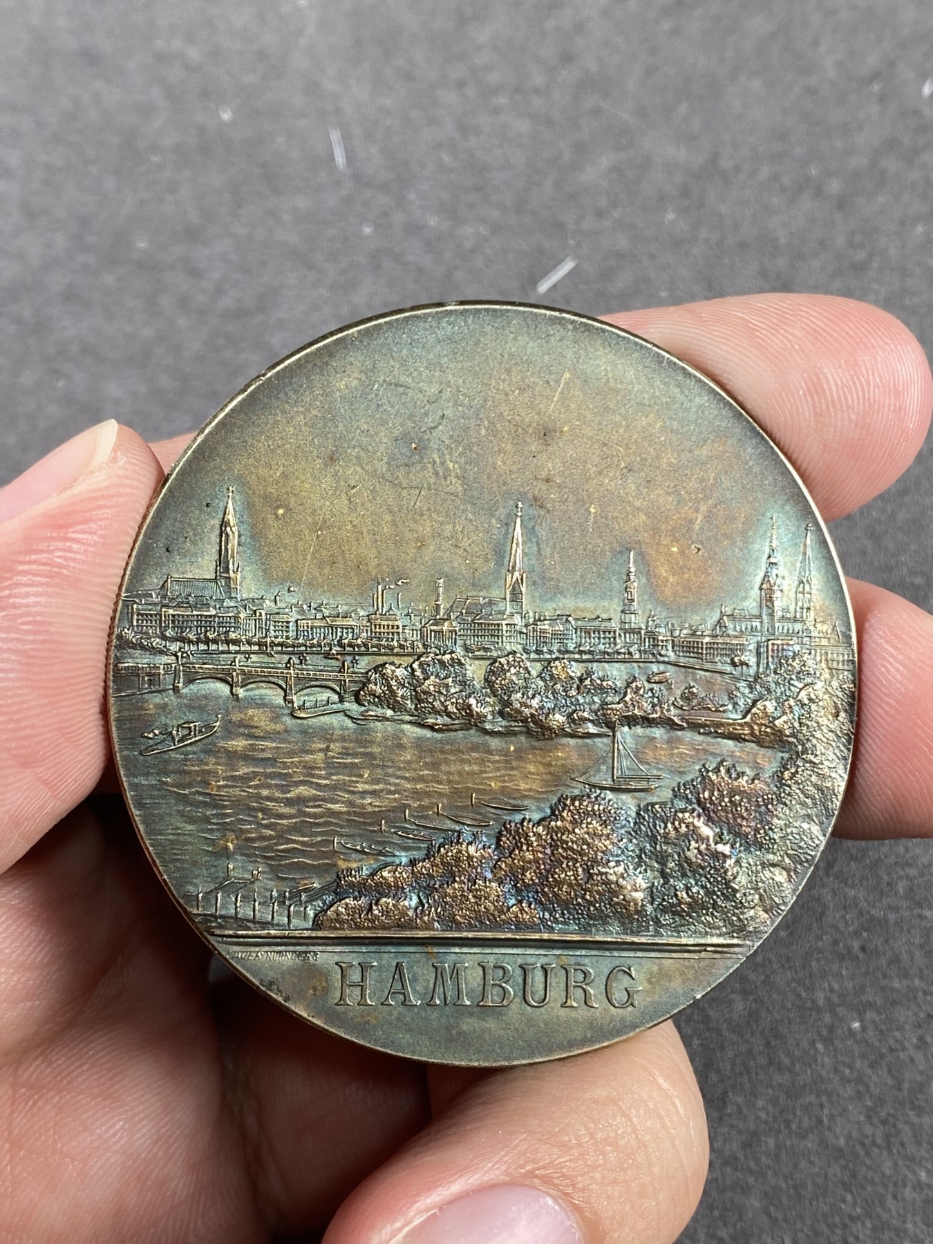 万国钱币拍卖第021期（龙年首拍） 1904年德国汉堡城市景观纪念大银章 焕蓝彩 非常稀少的品种 未送评欧洲一线货42g 50mm 边铭990