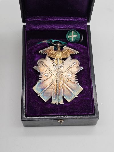 战时七级金鵄勋章，纯银章体，鸟首部鎏金，专门授予有战功人员，无战功皇族也不能授予，极美品，配原装黑漆木盒，银字抗战收藏铭记历史 - 战时七级金鵄勋章，纯银章体，鸟首部鎏金，专门授予有战功人员，无战功皇族也不能授予，极美品，配原装黑漆木盒，银字抗战收藏铭记历史