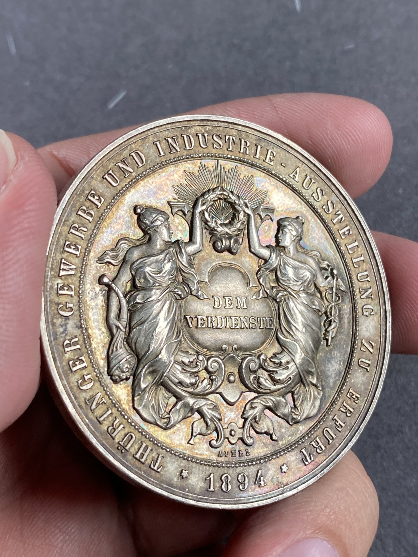 万国钱币拍卖第021期（龙年首拍） 1894年德国图林根埃尔福特商业和工业博览会纪念大银章 双天使加持 所见品相最优 镜面底板 未送评欧洲一线货 46g，50mm