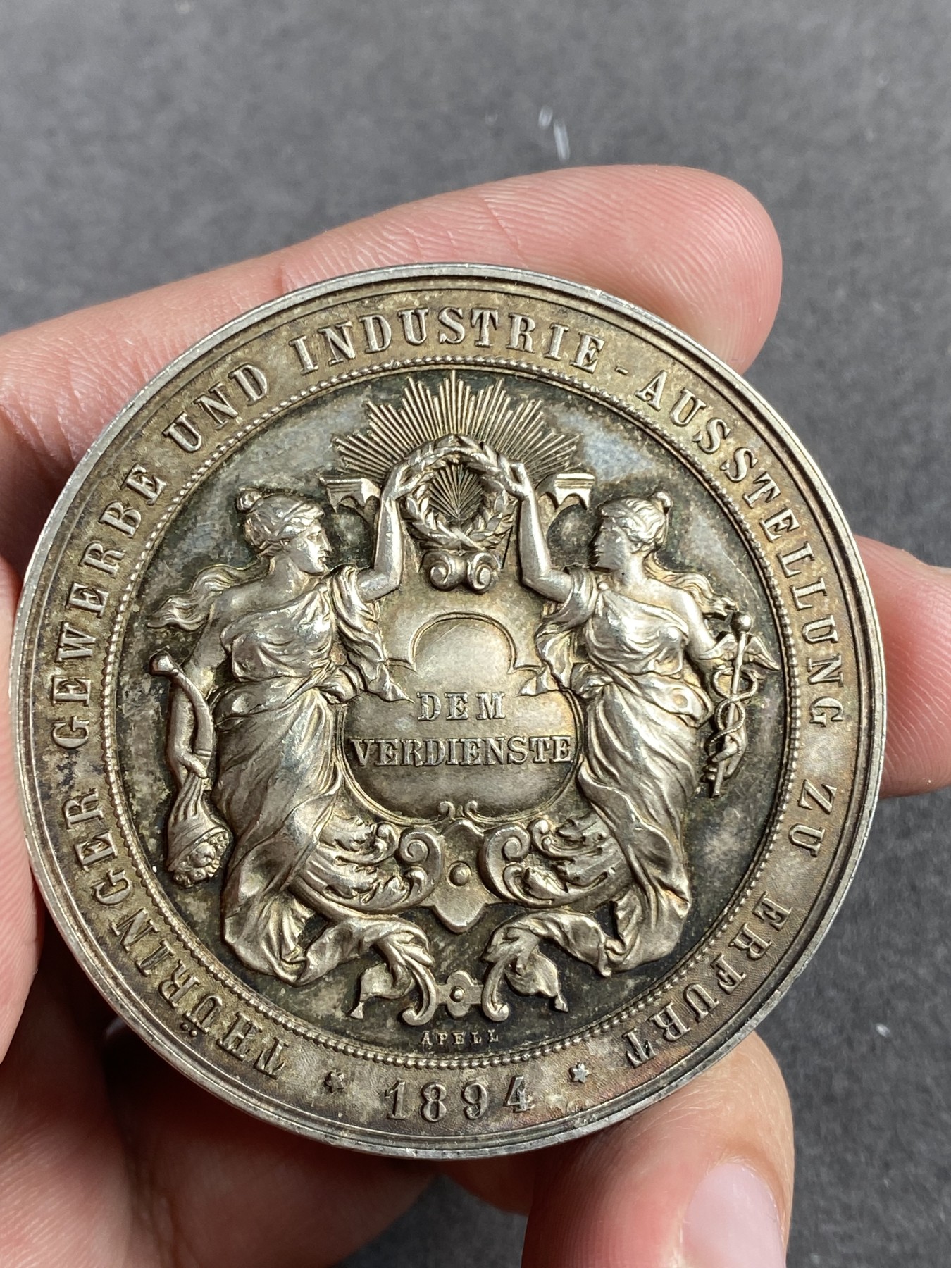 万国钱币拍卖第021期（龙年首拍） 1894年德国图林根埃尔福特商业和工业博览会纪念大银章 双天使加持 所见品相最优 镜面底板 未送评欧洲一线货 46g，50mm