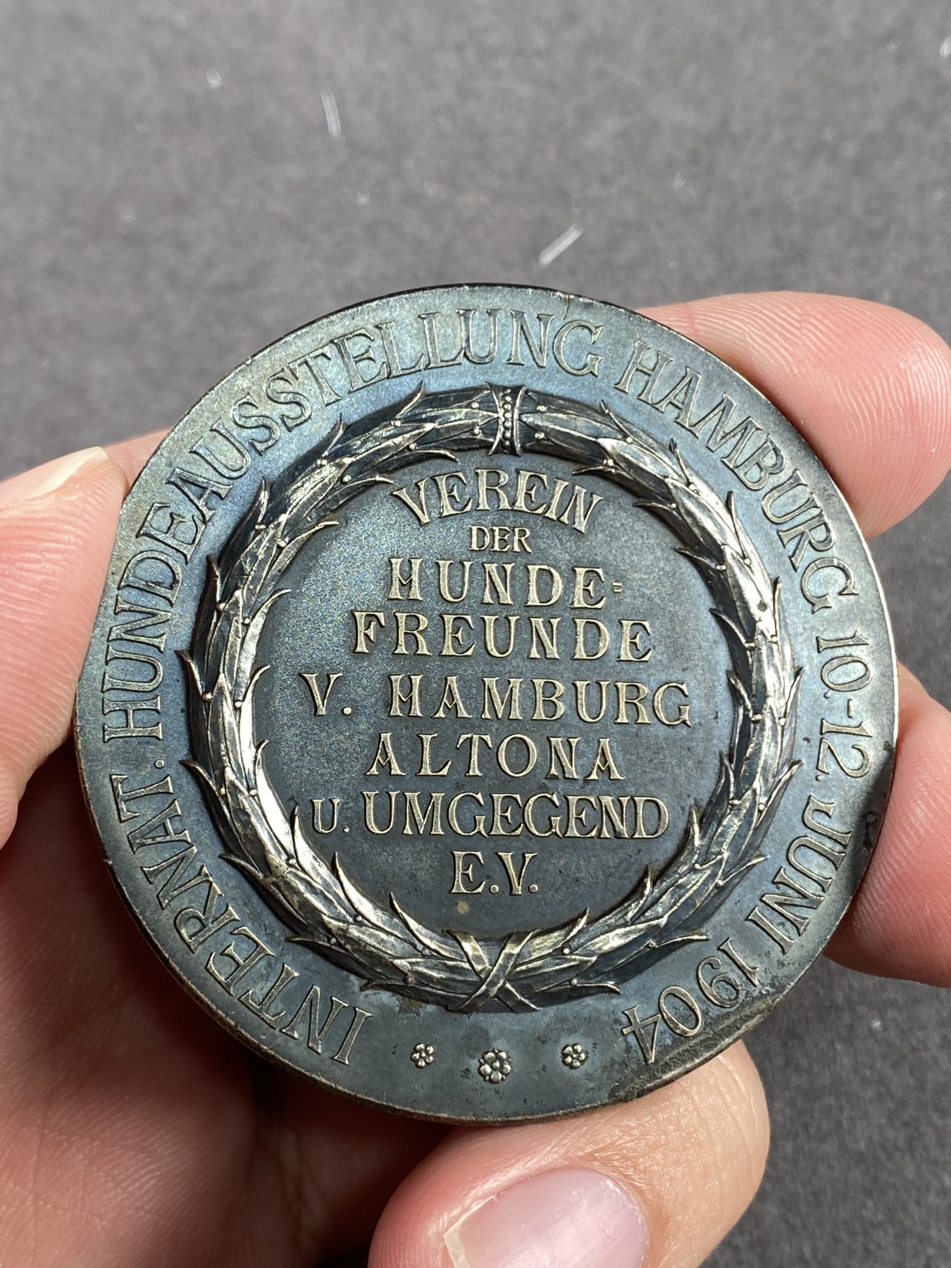 万国钱币拍卖第021期（龙年首拍） 1904年德国汉堡城市景观纪念大银章 焕蓝彩 非常稀少的品种 未送评欧洲一线货42g 50mm 边铭990