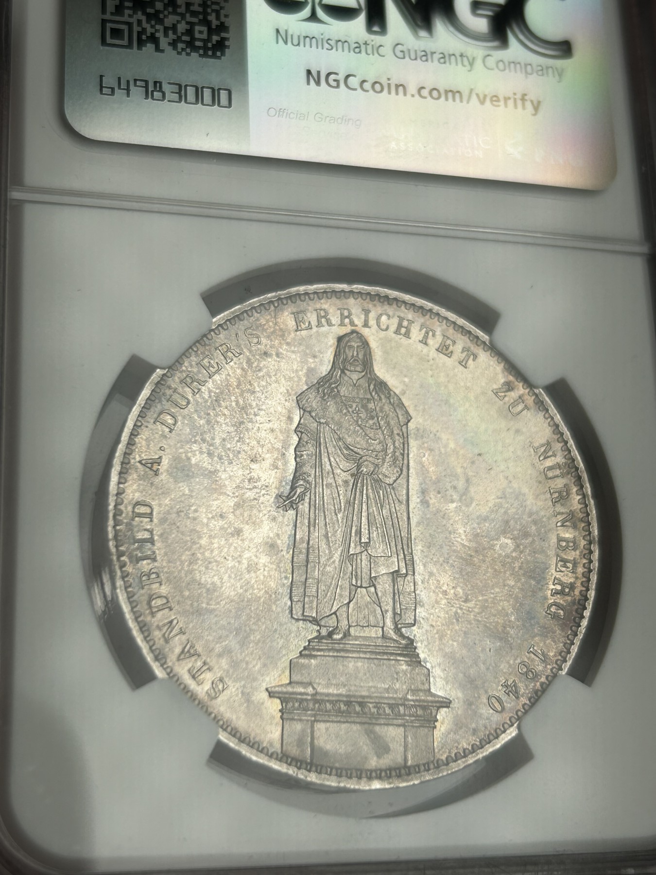 万国钱币拍卖第021期（龙年首拍） NGC MS62 1840年德国巴伐利亚路德维希一世丢勒雕像落成纪念2泰勒 丢勒全脸非常难得 配上完美的五彩状态 实在是历史泰勒中不可避开的经典品种 3点钟方向为币坯缺陷并非磕碰。