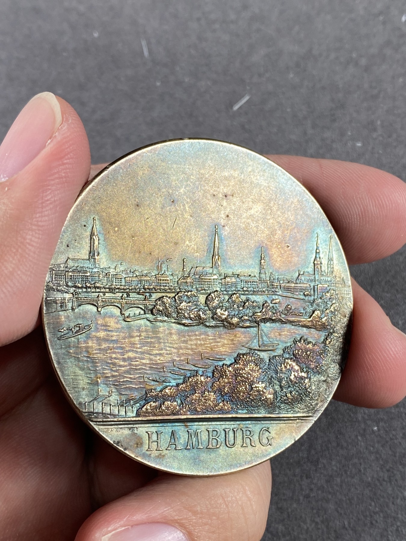 万国钱币拍卖第021期（龙年首拍） 1904年德国汉堡城市景观纪念大银章 焕蓝彩 非常稀少的品种 未送评欧洲一线货42g 50mm 边铭990